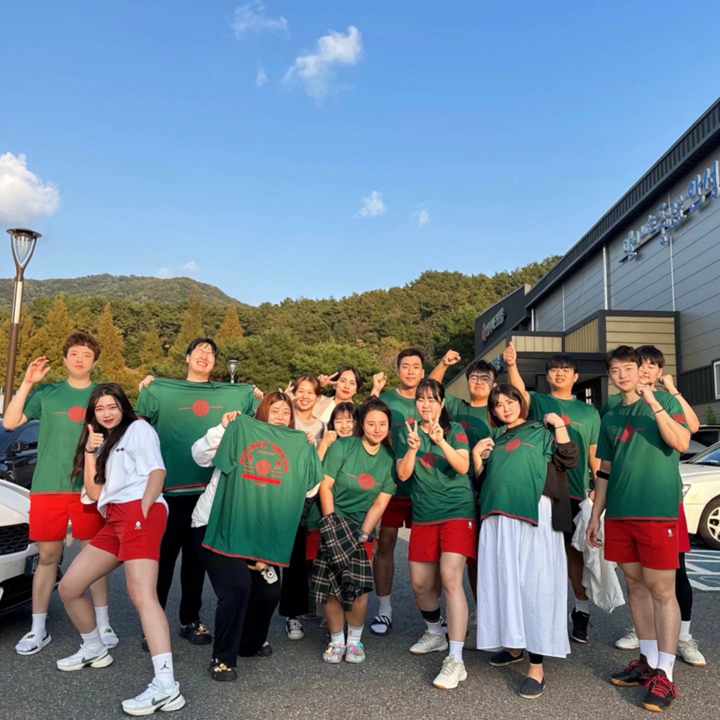 하늘이대회구경갔다가 로켓단들 단체사진에 쏘옥-✋️
대회 너무뛰고싶자냐...나도 로켓스매시옷입고 대회뛰고 싶다거...🤣
당근이낳고 금방복귀할테니 기다려랏🫠
rocket.smash kangchanhee0417 
.
.
#로켓스매시 #로켓단 #강찬희브랜드 #의류맛집 #배드민턴 #안성맞춤대회 #배드민턴브랜드