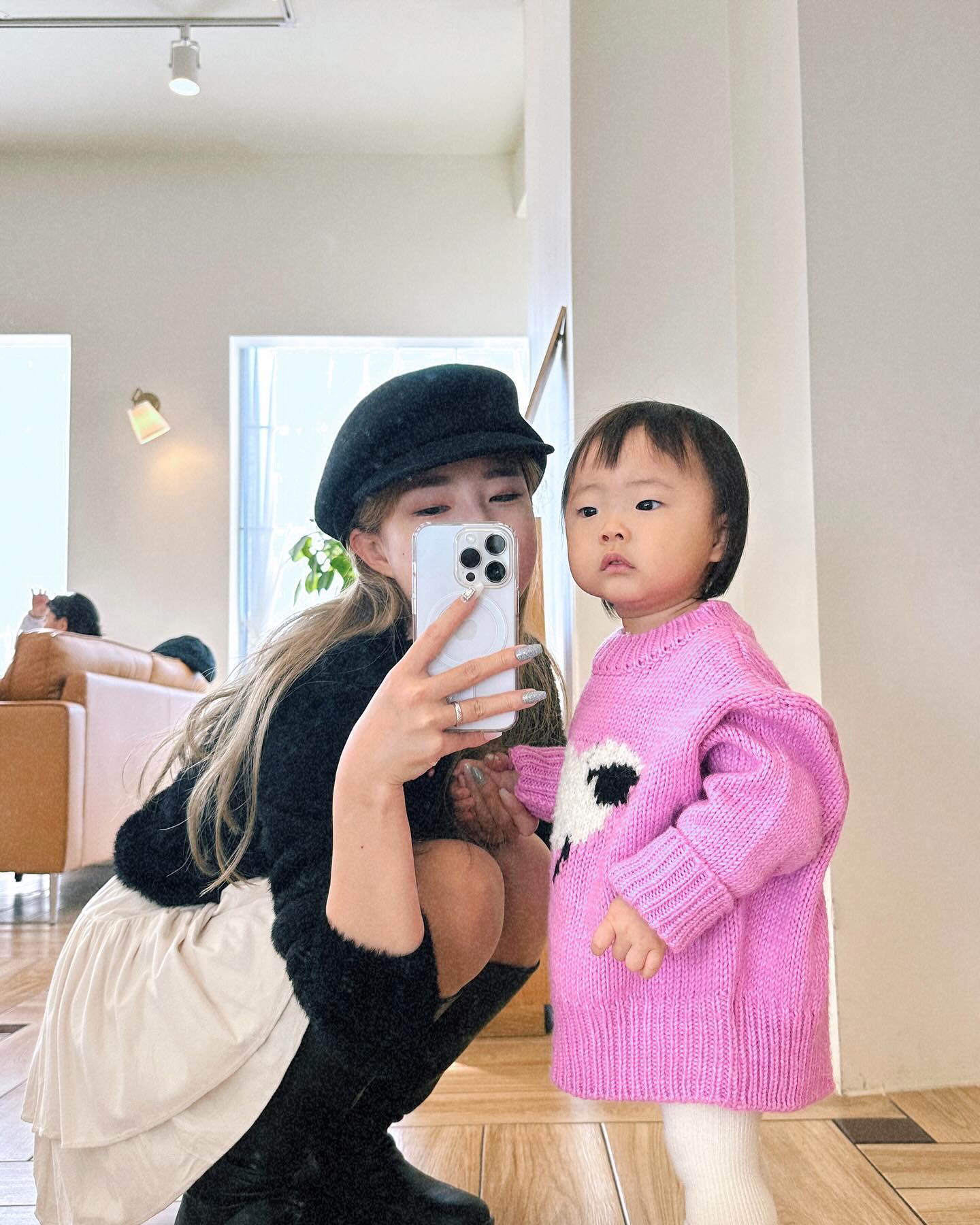 이제야 올려보는 태리랑나🫶🏻
갑자기 결정된 태리 어린이집 등원으로 정신없는 요즘🥹
준비할 시간두 거의 일주일밖에 없었다 ㅜㅜ 
울 애기 첫 사회생활이라니 기분이 몽글몽글..
처음 이틀동안 같이 들어가서 있다가
어제부터 혼자 해보기로 했는데
헤어질 때 울지도 않고, 선생님한테 안겨서 들어감🥹
안울고 잘 놀았다는데, 괜히 엄마만 눈물 찡🥲
우래기 앞으로도 잘 적응해보쟈❤️❤️

#태리랑카페가기 #엄마랑딸 #골디스 #행궁동카페