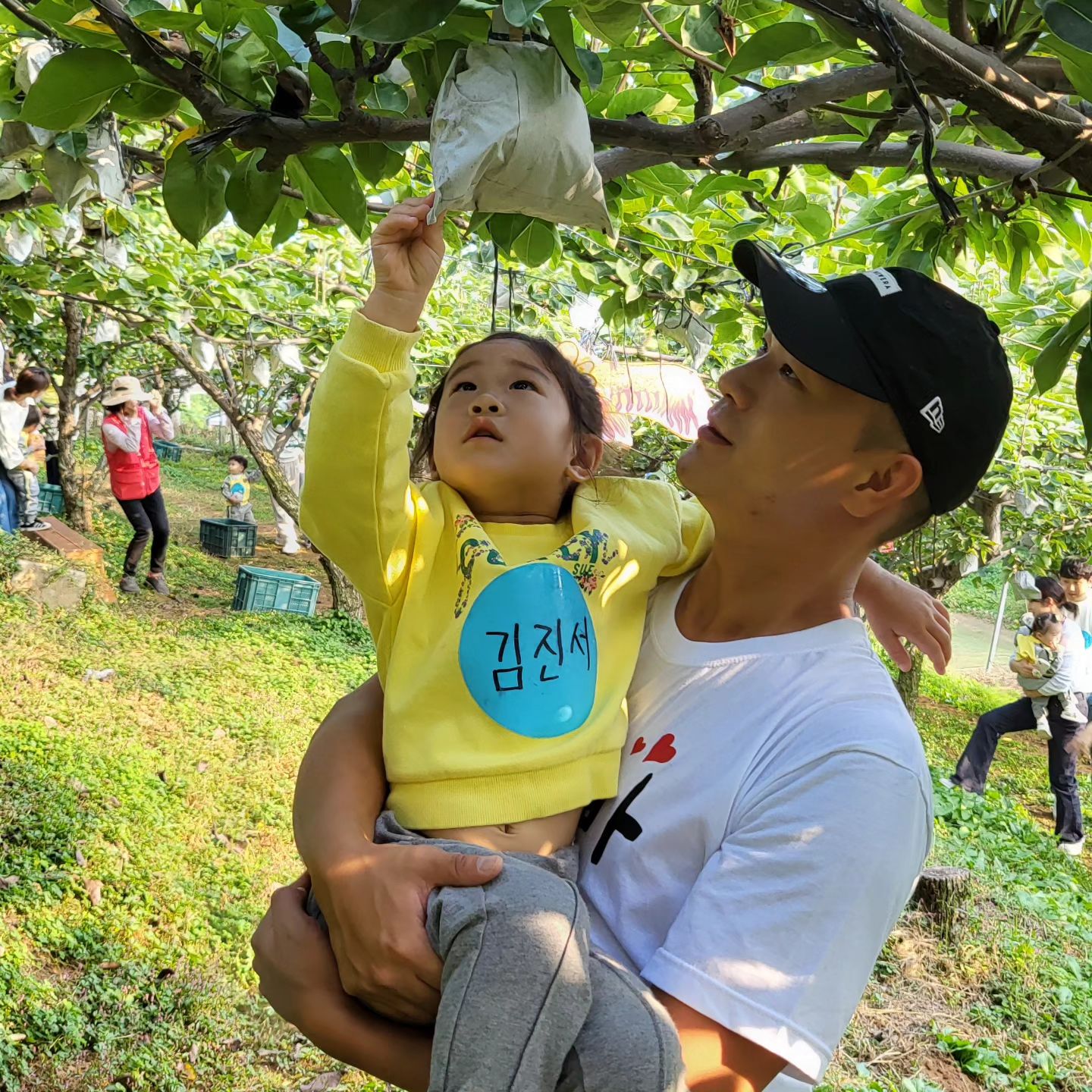 💕💕💕💕💕💕💕💕💕💕💕💕💕💕

진서 and 태훈 어린이집 가족운동회👨‍👩‍👧‍👦

진서태훈이 얼집에서 가을 가족 운동회를 해서 다녀왔어요! 배수확을 시작으로 손수건 자연색감 들이기, 토끼 먹이주기 등 체험으로 시작해서 운동회까지!!!!

처음에 하하호호 부끄럽게 웃던 힐스키즈 
학부모님들께서 경기 시작만되면 표정이 싹 
바뀌면서 다들 엄청  열심히 참여했다는🤭🤭🤭

진서는 엄마아빠만 참여하는 어른경기에 끼고 싶다고 
울고불고😂😂😂 결국 아빠가 진서랑 한번 해줌ㅋㅋ

진서아빠가 처음에 연차쓰기 어려워서 참여못한다고 했다가 마누라의 등쌀에 못이겨 반차내고 왔는데 열심히 다 참여해줘서 오늘의 MVP상까지 받았어요✌️✌️✌️

계주경기에서 이웃집 서우엄마와 진서아빠의 
활약이 엄청났음👏👏👏

오래만에 이런시간을 보내 너무너무 재밌었음❤️

#힐스키즈어린이집 #가을운동회 #승부욕활활🔥