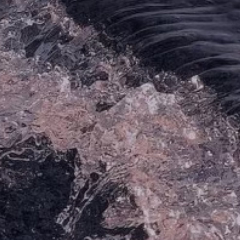 파도가 계속 몰아치면 깎이고 깎여서 무뎌질까  아니면 산산조각  휩쓸려 떠내려갈까 그냥 몰아쳐라 마구마구