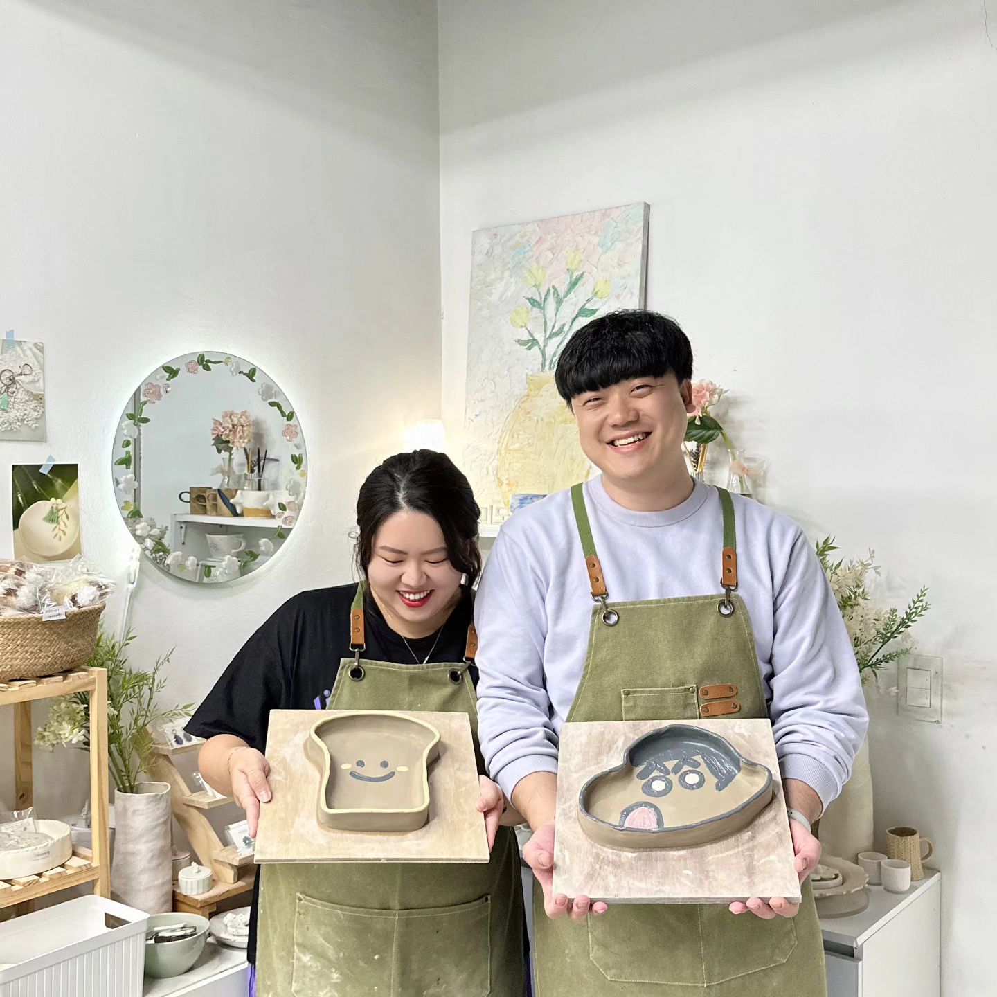 예랑이 생일날 이색데이트
미도도자기공방에서 접기만들기 했어요!
완전 도자기 그림 그린다고 흙 속으로 들어가는 줄 ㅋㅋ
그릴 땐 망했다 어떡하지 이러고 있었지만
그래도 사진보니까 뭐 그럭저럭 나쁘지 않은 듯??
.
빨리 구워져서 결과물 보고싶네요!
.
다들 특별한 날에는 어떻게 보내시나요?