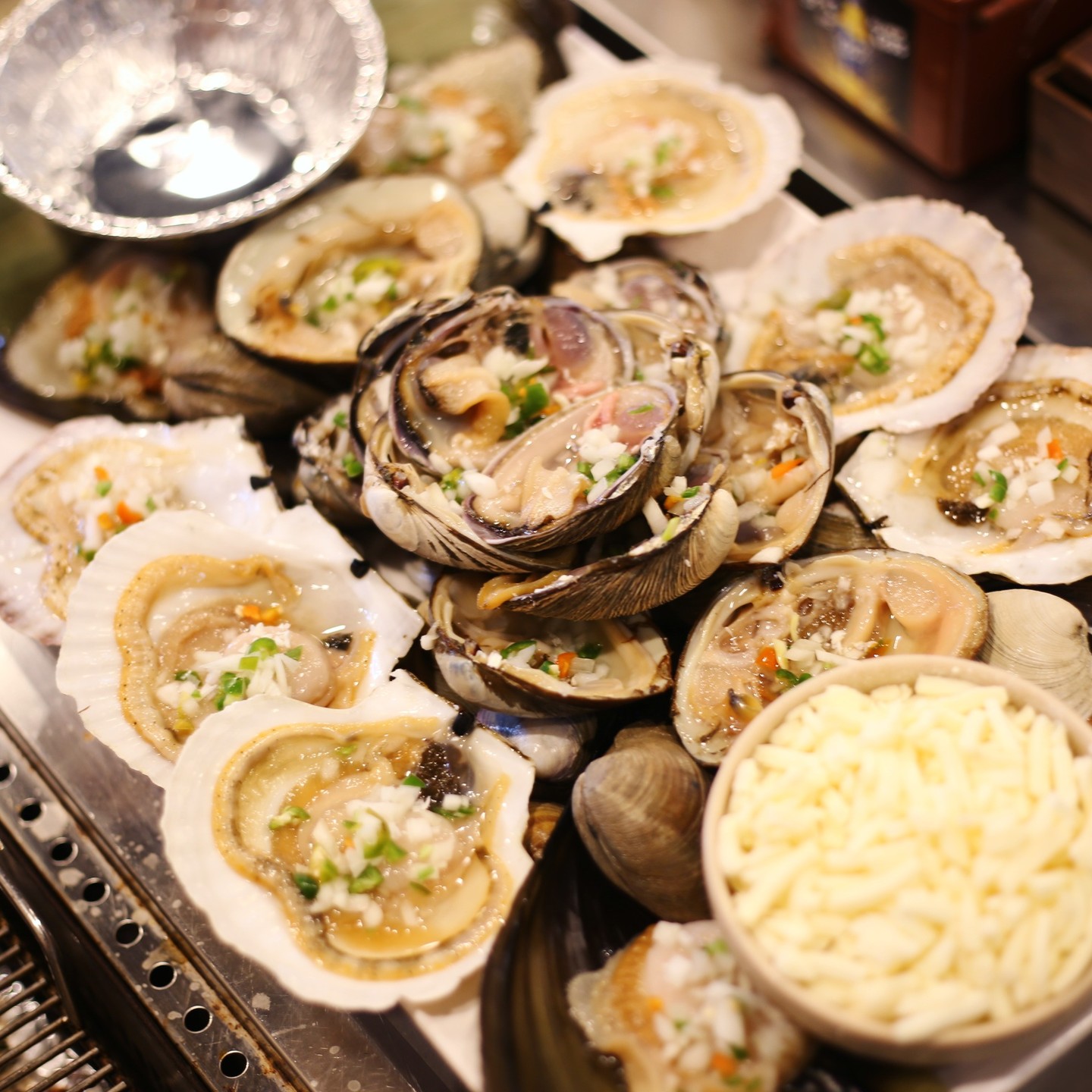 #광고 

제철 새조개 샤브샤브 맛집 찾아 고고~!😍
귀한 대접받는 새조개는 샤브샤브로 맛볼때
그 감칠맛과 식감이 폭발해요~!❤️

사장님 친절하시고 신선한 조개를 맛볼 수 있는 굴사냥조개사냥 운정점
사계절 내내 맛볼 제철 메뉴가 있어 더 매력 터지는 곳이랍니다^^

봄철 새조개 샤브샤브와 
언제 먹어도 기가막힌 바다향 가득한 
조개구이로 특별한 하루를 선물받았답니다. 

#굴사냥조개사냥운정점 
031-947-9240 
▶경기 파주시 가람로 75 
▶주차가능. 예약 
▶오전 12시 오픈 / 휴무일 없음. 
▶전메뉴 포장 가능 
▶회식은 미리예약하세요.
.
.
.
#파주맛집 #파주새조개 #파주조개찜 #운정조개찜 #야당조개찜 #운정대하구이
#파주왕새우구이 #파주포장맛집 
#야당역맛집 #파주운정맛집 #파주가족모임 #파주회식 
#파주출판단지근처맛집 #파주아울렛맛집 #운정호수공원맛집 #운정가람마을맛집 
#파주단체회식 #파주회식장소 #운정회식