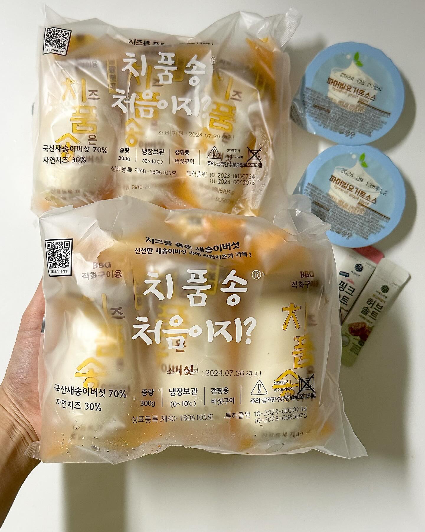 이게 뭐냐고 물으신다면 🍄‍🟫🧀
‘치’즈를 ‘품’은 새‘송’이 버섯으로 떠오르는 캠핑장 핫템!

쫄깃한 버섯 속에 담백한 치즈가 더해진다면?
맛있는거 + 맛있는거 = 환상…….
맛없는 가공치즈가 아닌 맛과 향이 풍부한 99% 자연치즈!
머릿부분까지 꽈악 차있는거 실화? 이거 하나면 나도 캠핑장 인싸!

#새송이버섯요리 #간단캠핑요리 #캠핑음식 #캠핑요리 #캠핑밀키트 #캠핑음식추천 #캠핑용음식 #글램핑음식