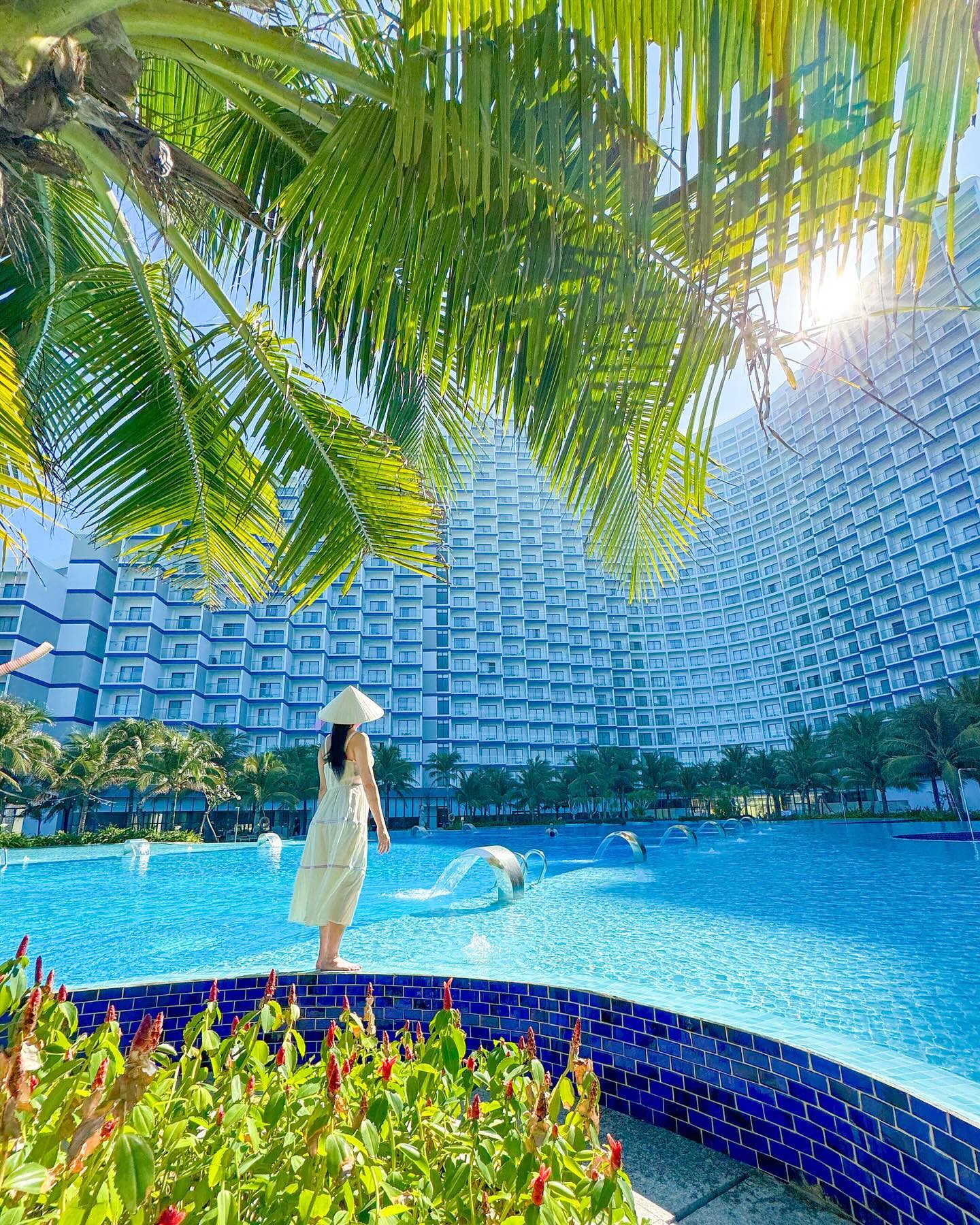 수영장이 정말 예쁜 나트랑 리조트 🏝️
⠀
요즘 정말 인기 많은 여행지 베트남!
그 중에서도 나트랑은 예쁜 바다를 즐기기 참 괜찮은 곳입니다.
나트랑은 시내와 깜란(공항근처) 반반 일정으로 머무르면 딱 좋더라구요.
⠀
웅장하고 멋진 건물, 프라이빗비치,
야자수로 둘러쌓여 있는 유수풀 같은 유니크한 형태의 힐링 가득한 수영장까지!
⠀
휴양 느낌 낭낭하게 즐기고 싶은 분들이라면,
더엠피리언깜란 비치리조트 어떠세요 :)
⠀
📍더엠피리언깜란 비치리조트
▫️공항 근처라 첫 날이나 마지막 날 일정으로도 좋음
▫️탁 트인 오션뷰 객실
▫️맑고 깨끗한 프라이빗 비치
▫️넓은 메인풀 외 유수풀 느낌의 야자수풀 보유
⠀
* 시내에 같은 이름의 숙소가 있어 ’더엠피리언깜란비치리조트‘ 이름 잘 확인하고 이동하기
⠀
⠀
⠀
⠀
#나트랑여행 #나트랑리조트 #더엠피리언깜란비치리조트 #나트랑비치리조트 #나트랑숙소 #나트랑호텔 #나트랑자유여행