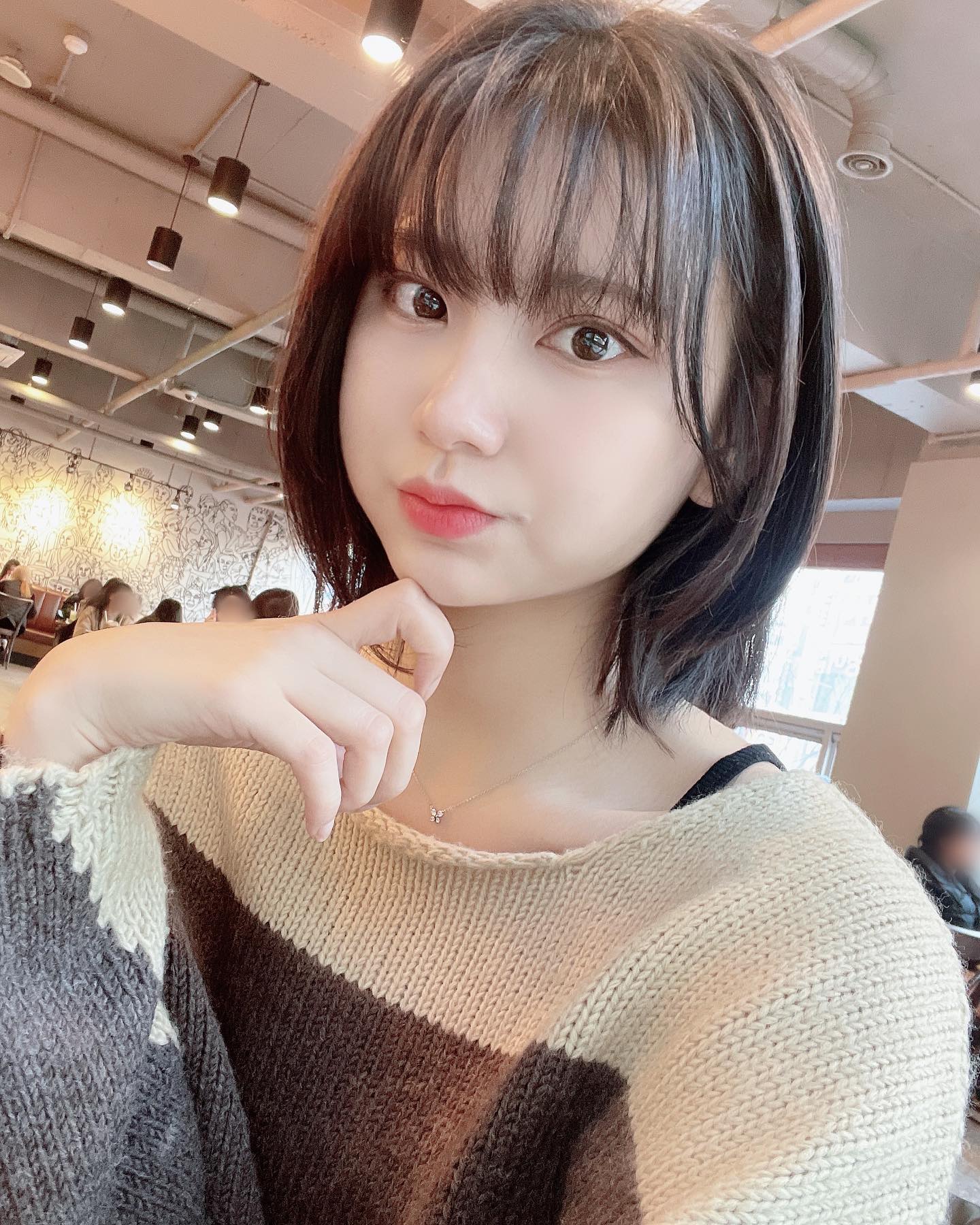 #이샵헤어 #이샵헤어수완점
esharp__ng
esharphair_suwan

클리닉 받고 한층 차분해진 혠 등장💈
매직시술을 받을까했지만..!
가는 헤어에 잦은 고데기 사용으로 손상도가 심해
프리미엄클리닉 진행하기루 결정➰
덕분에 한층 나아진 머릿결로 재탄생했답니당 희희👩‍🦰

친절하고 알아듣기 쉽게 상담해주시구
이후에 필요한 수분관리 팁들도 전수해주셔서
열심히 따라해보고 있어요 >_<
무작정 시술하는 게 아니라 진심으로 함께 고민해주셔서
솔지키 이제껏 갔던 묭실 중 젤 맘에 들었담미다🥹
나경쌤 쨩•• 다덜 이샵헤어하시길❤️