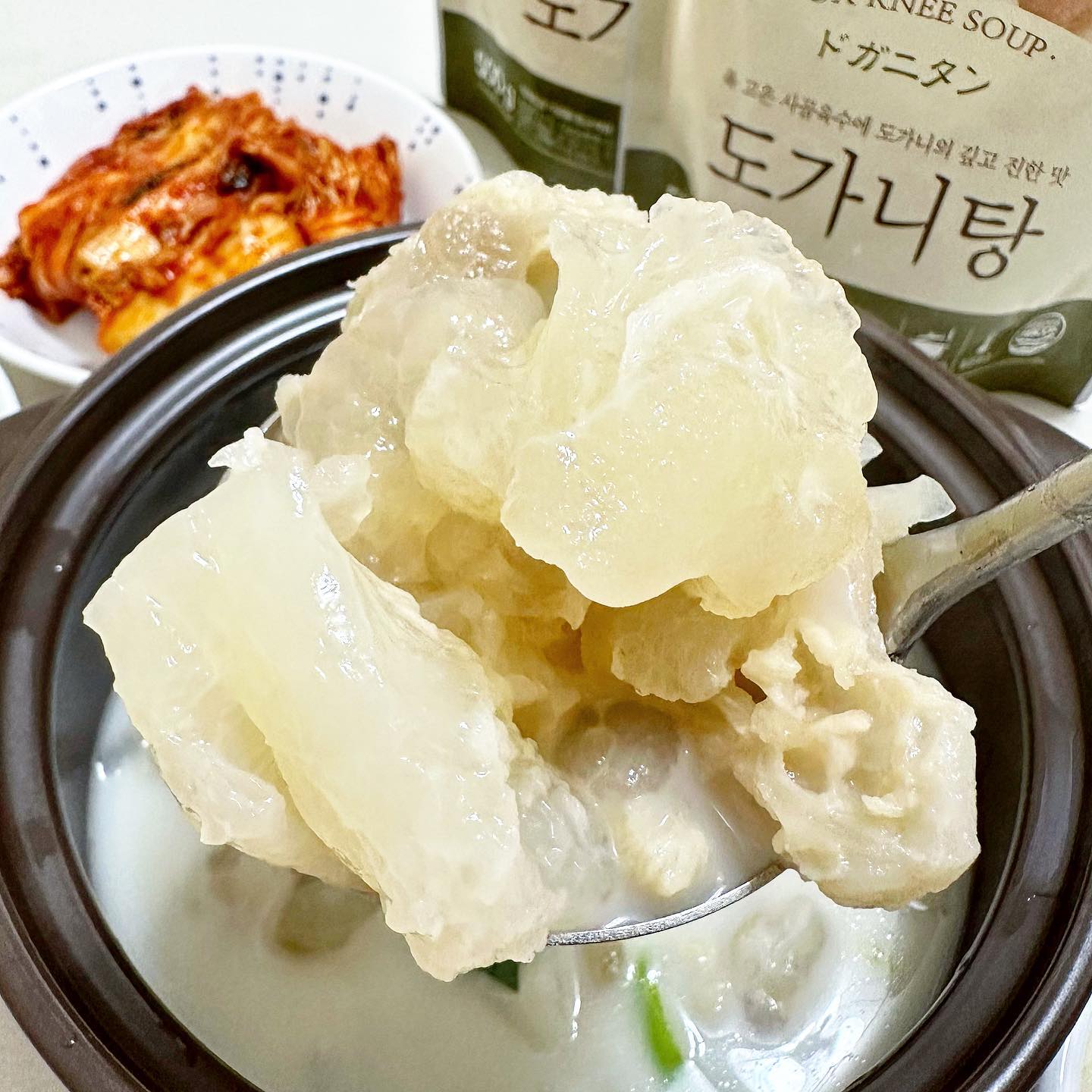 #협찬 #돌쇠네농산물 #도가니탕 

뽀오오오얗고 찌이이이인한 국물에〰️
스지와 도가니가 듬뿍‼️

돌쇠네농산물 도가니탕🍲🍲🍲

이름만 도가니탕❓아니쥬〰️〰️

콜라겐 가득한 쫄깃탱탱 도가니 함량이
무려12%👍🏻👍🏻👍🏻

디른 반찬 없이 도가니탕 한그릇이면
뜨끈하고 든든하게 한끼 해결이요❤️

실온보관이라 보괸하기에도 좋고👍🏻
전자렌지, 중탕, 끓여먹기 전부 가능해서
먹기도 완전 편해요👍🏻👍🏻👍🏻

도가니와 사골로 진하게 끓여내
엄청 뽀얀 국물은〰️

그냥 먹어도 베스트지만
부대찌개, 만둣국등 
조리할때 베이스로 사용해도 최고😍😍😍

추운날 뜨끈하고 든든한
돌쇠네 도가니탕 한그릇 하세요❤️
.
.
dolfarmer_official 👀
✔️22년 노하우로 만든 진짜 도가니탕🍲
.
.
#돌쇠네도가니탕 #사골 #사골곰탕 #사골육수 #사골국 #설렁탕 #곰탕 #곰탕맛집 #곰국 #도가니탕맛집 #도가니탕추천 #도가니탕택배 #도가니아플때 #건강식 #보양식 #국밥 #국밥맛집 #국밥스타그램