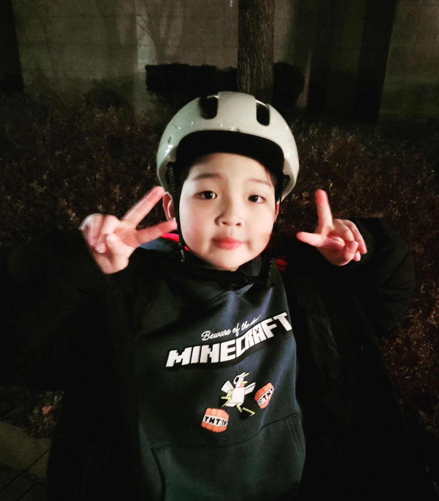 기존에 사용하던 헬멧은 버섯돌이같고 너무 무겁고 컸는데, 요제품은 가볍고 디자인이 예뻐서 착용시에 부담스럽거나 신경쓰이지가 않네요:D
버클도 자석식이라 편하고 무엇보다 강점이 헬멧에 후미등이 있다는거!!🫢야간에도 안전하게 탈 수 있어서 너무 좋네욧🚲