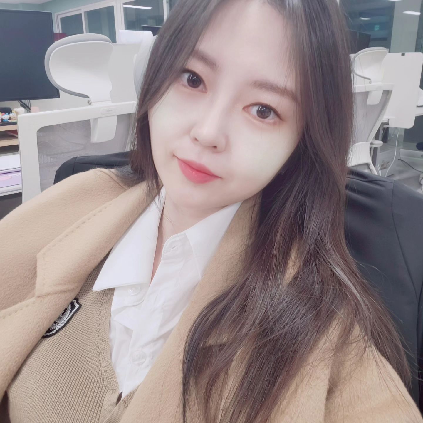 셀피를 점점 안찍게 된다
일부러라도 찍어야지
오늘 너무 춥다
융털 바지를 사야겠어

#생각의흐름 #얼굴확인 #셀피 #사무실에서 #퇴근전