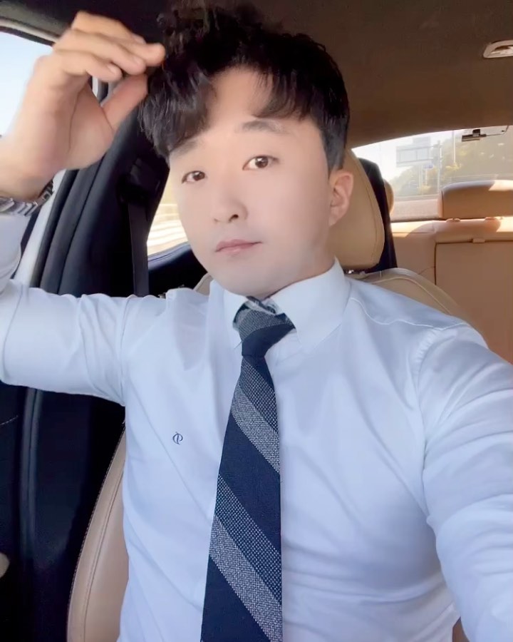 #daily #정장 #ootd #lol #결혼식하객룩 
.

.

.
오늘은 헬린이를 벗어난 본캐😋

가족 결혼식 오랜만 정장핏✨

어색한 내 모습🤣

머리도 이쁘게 잘됫고!
(nuri__hair 원장님 감사합니다🤭)

10월 모두들 열심히 득근득근 💪🏻

다들 즐겁고 빛나는 ✨

하루하루 되세요❗️❗️❗️