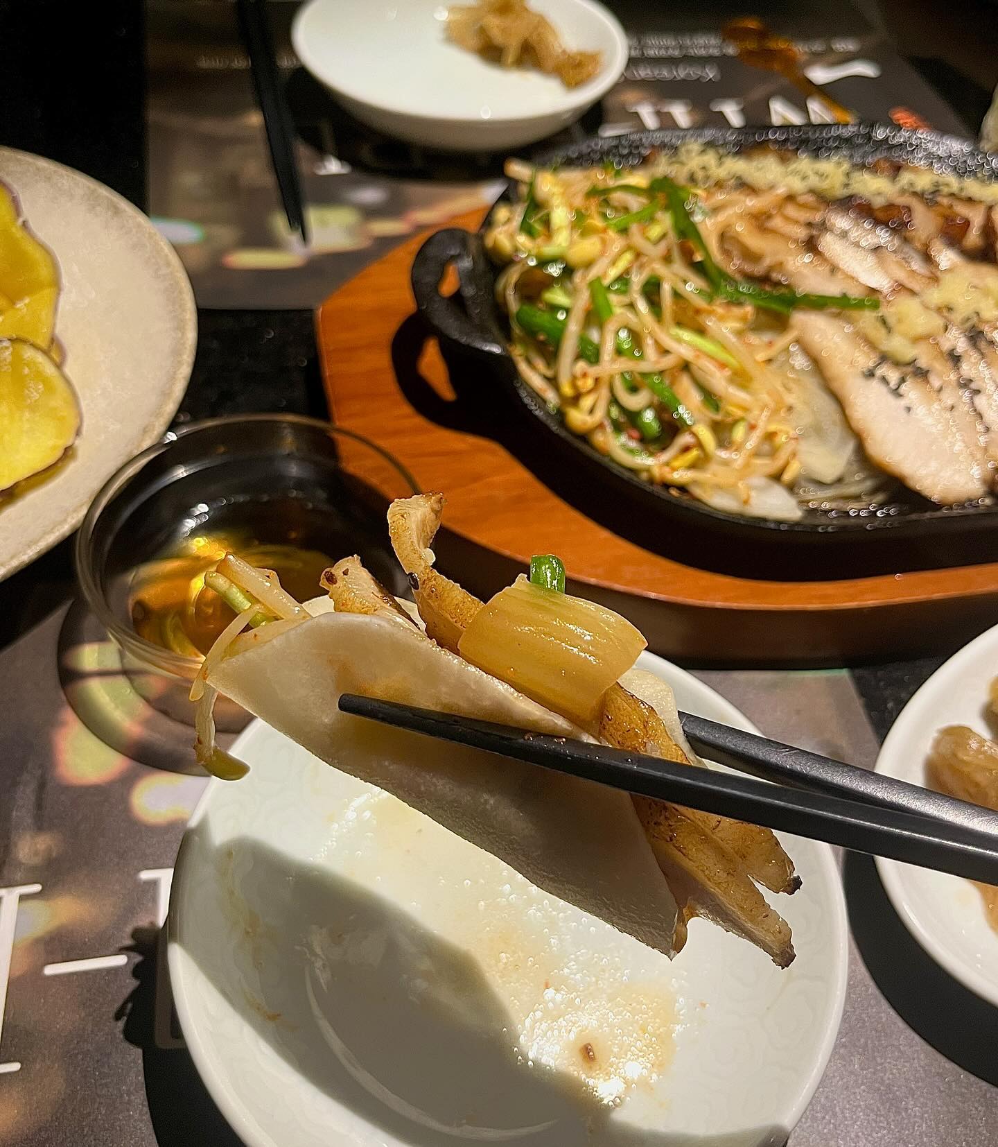 #협찬 아주대, 영통구 사람들 부럽다,, 자주 갈 수 있어서 
휘얼🧡🖤
자갈 깔려있고 블랙＆선셋 조명, 프라이빗한 좌석까지 다 갖췄네
낮술하고 2차로 오픈한지 1시간도 안 돼서 왔는데 이미 테이블이 꽤 차있군?😏
팝콘마저 고급...뭐야뭐야😳
안주 퀄리티 맛 뭐야... 1차로 왔었음 안주 겁나 털었겠숴 
다음엔 앞에서 직접 넣어주는 벌꿀! 막걸리 도전!!🍻
whi_earl 
 #한식주점휘얼 #광교맛집 #광교술집 #아주대맛집 #아주대술집 #아주대데이트 #아주대소개팅 #원천동맛집 #원천동술집 #술 #안주 #좋반