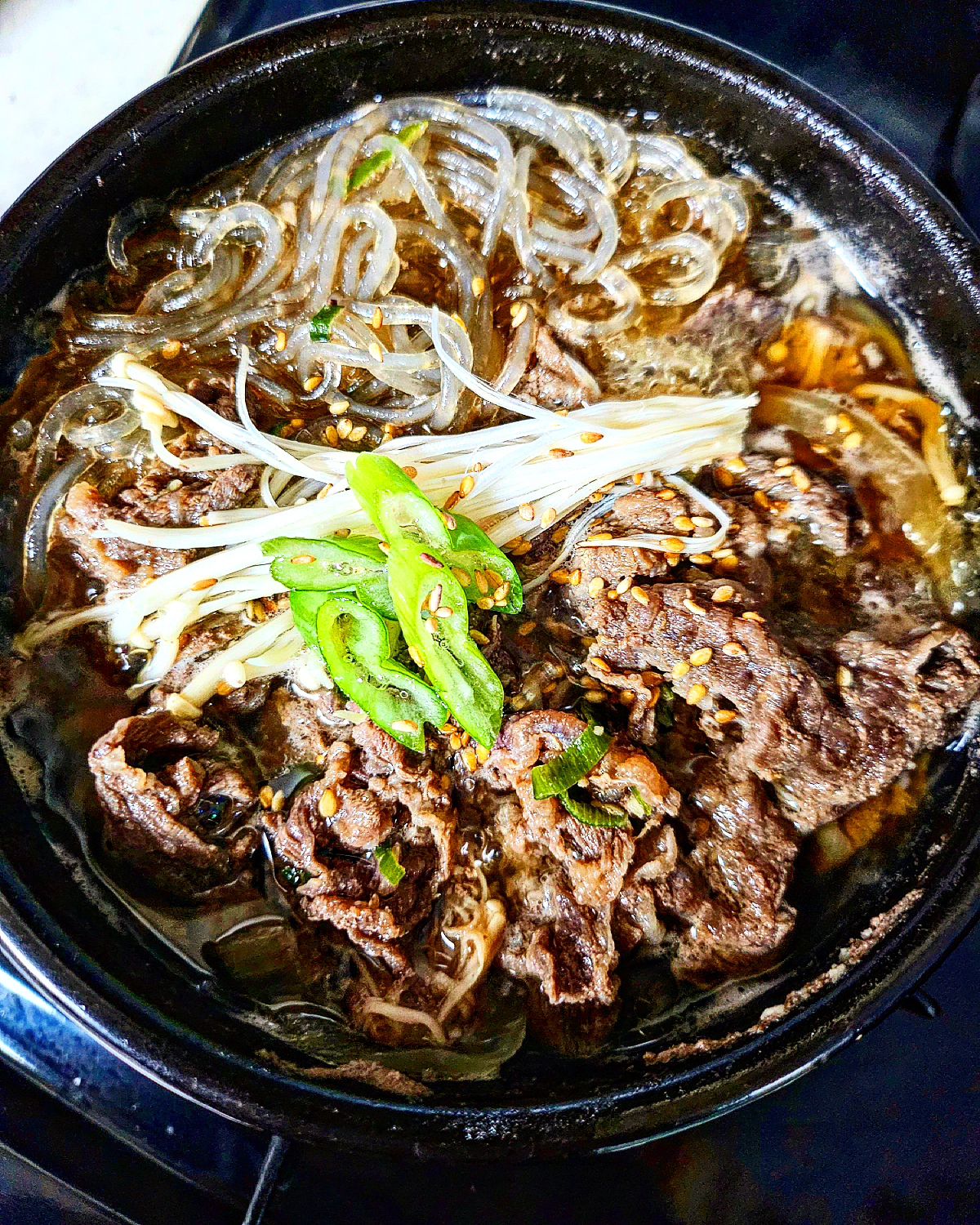화요일#집밥#집밥스타그램 

오늘의 저녁메뉴는"소불고기"입니다🤗 
저희가족은 국물이 좀 있어야하는 소불고기를 좋아해서~~ 
소불고기 국물은밥에 슥슥 비벼 먹어줘야 제맛이지요👍👍👍크~~넘 맛있네요~ 😋😋 
내일 첫째 중딩오빠~~ 학교에서 공개수업이  있는날인데.ㅎㅎ
끝내 안가기로 했어요~~ 자기반은 딱 1명신청해서 1명만온다고 ㅋㅋ
그엄마께선 ㅋㅋ 내일 좀 민망하시것으~~ ㅋㅋㅋㅋ  혼자 여서..
이상하게~~남학교 라서 그런지.저도 민망하긴하더라고요.ㅋㅋㅋ 
지우야~~낼 잘하거라~~~ ㅋㅋㅋㅋ