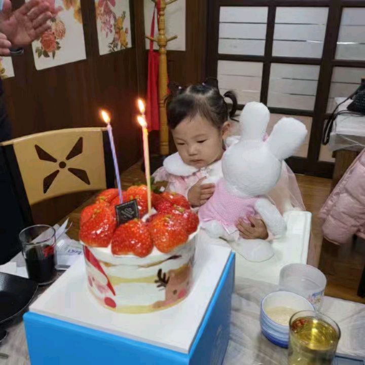 12월28일 우리 채이생일
할아버지 할머님 외할아버지
삼촌 외숙모 엄마 아빠 오빠와 함께
생일파티 ❤️ 
24개월동안 큰다고 고생했다 우리 공쥬
지금처럼 이쁘게 잘커줘