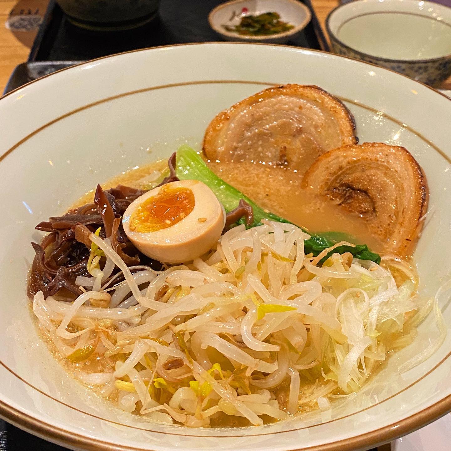 #협찬 
부산 서면 라멘맛집 #멘야산다이메 

주문한메뉴

📌#돈코츠라멘 9,000
계란,파,숙주,목이버섯,청경채가 들어있어요
 부추무침과 한상에나오네요
📌#가라구치라멘 (기본)9,500
돈코츠육수에 칼칼한맛이 첨가된 라멘
돈코츠라멘과 동일하게 차슈,청경채,숙주,파,목이버섯 들어있어요
먹어보니 맵습니다 매워요 
맵찔이라서 고냥 콧등과 인중에 땀이송글송글 맺혔답니다 
마늘의 알싸한 매운맛이 오래가더라구요 
입술이 얼얼한 ~ 그래도 자꾸땡기는맛 

📌숙주추가 1,000
📌목이버섯추가 1,000
추가하세요 식감 미쳣숩니다

📌#교자 4,000
직접만든다고하는교자! 
윗면은 바삭 아랫면은 쫄깃 속은촉촉부드러워요 
간장과 고추기름 소스있어요 
저는 간장픽! 

멘야산다이메
영업시간: 매일11:30~21:30 (라스트오더 21:00)
 재료소진시 조기 브레이크 및 마감
브레이크타임: 15:20~17:00
전화번호: 051-808-4129
위치: 부산 부산진구 중앙대로680번길 45 , 1층
  전포역 5번출구에서 369m

#라멘맛집 #서면라멘맛집 #서면맛집 
#먹스타 #먹스타그램 #먹팔