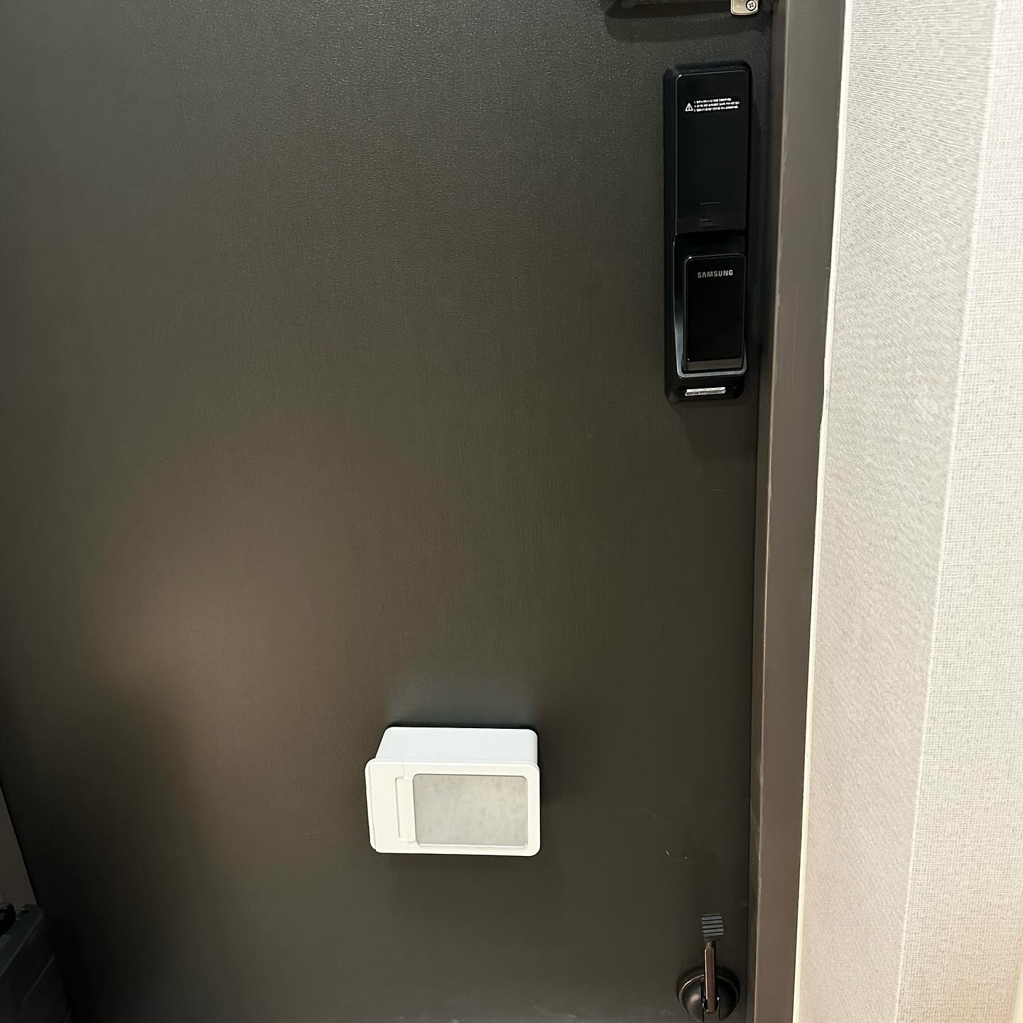 #협찬

꼭 필요할때 안보이는 물티슈.
#물티슈케이스 에 넣어도 굴러다니구 이꾸
딱 고정시키면 좋을텐데라고 생각했었는데
 #미니랩스 다용도 걸이형 물티슈케이스 가 출시한대용

심지어 거울까지 되다니
자석이 있어서 냉장고에도 붙고 현관옆에 붙여두고 
외출전 정리나 음쓰버리러 갈때 물티슈 하나 뽑아가거나
댕댕이 산책후에 물티슈 쓰윽 뽑아서 발 닦아주고

이런 #살림꿀템 이 언제 나온다구요?
10월9일 와디즈 펀딩이 있었다니 조만간 출시할것 같아요.

물티슈뿐 아니라 키친타올, 각티슈, 마스크 등 다양하게 넣고 쓸수 있어서
 #주방정리 에 도움이 되는 #물티슈케이스 

#물티슈추천 #살림팁 #주방꾸미기 #정리용품 #생활꿀팁 #주방스타그램 #정리스타그램