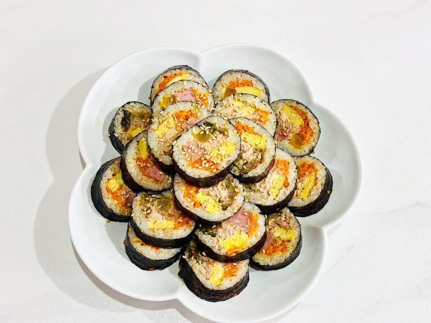 ఇ

김밥

김밥햄 대신 스팸으로
참치김밥 이지만 깻잎도 없고
초록초록도 없는
달걀 당근 단무지 김치 스팸 참치
있는 재료로 김밥

⠀

⠀