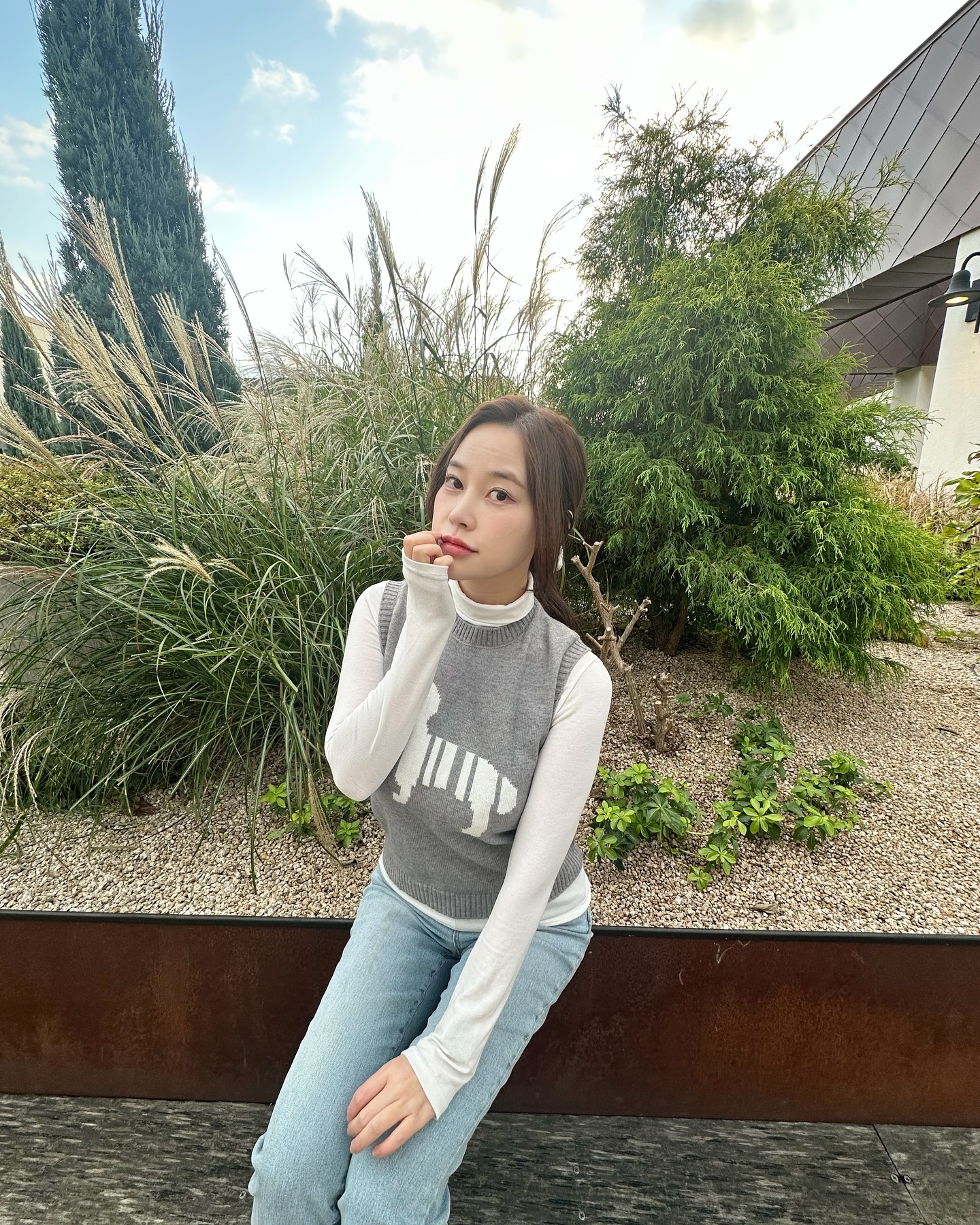 아이폰 광각으로 촬영했더니 팔척귀신 모드 ON! 🤣 
팔, 다리는 길~~어지고 머리는 묘하게(?) 부각되어 나왔는데… 
이게 또 귀엽다구? 😆 
뭔가 만화 캐릭터 같은데 나름 마음에 드는걸! 
다음엔 더 극적인(?) 각도로 도전해봐야겠어요📸✨

P.S. 이런 게 바로 애플 마법인가…? 

#팔척귀신 #광각매직 #아이폰카메라 #셀스타그램 #광각모드