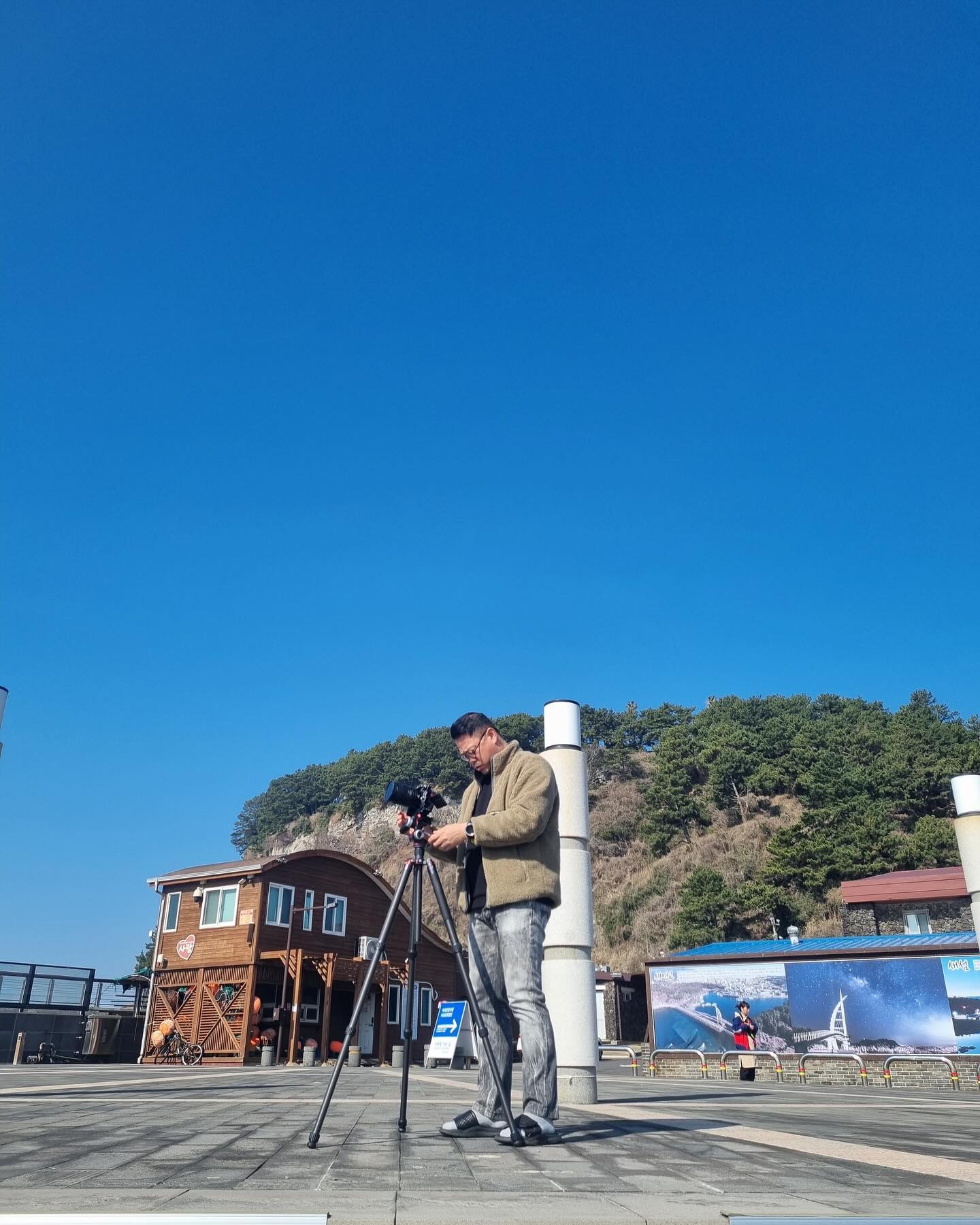 여행 홈쇼핑을 위한 영상 작업 중입니다. 
방송국X들 갑질에 열받지만 경험이라 생각하고 천천히 하나둘씩 해봅니다. 
#제주영상촬영 #홈쇼핑촬영 #제주사진관 #추억새김사진관