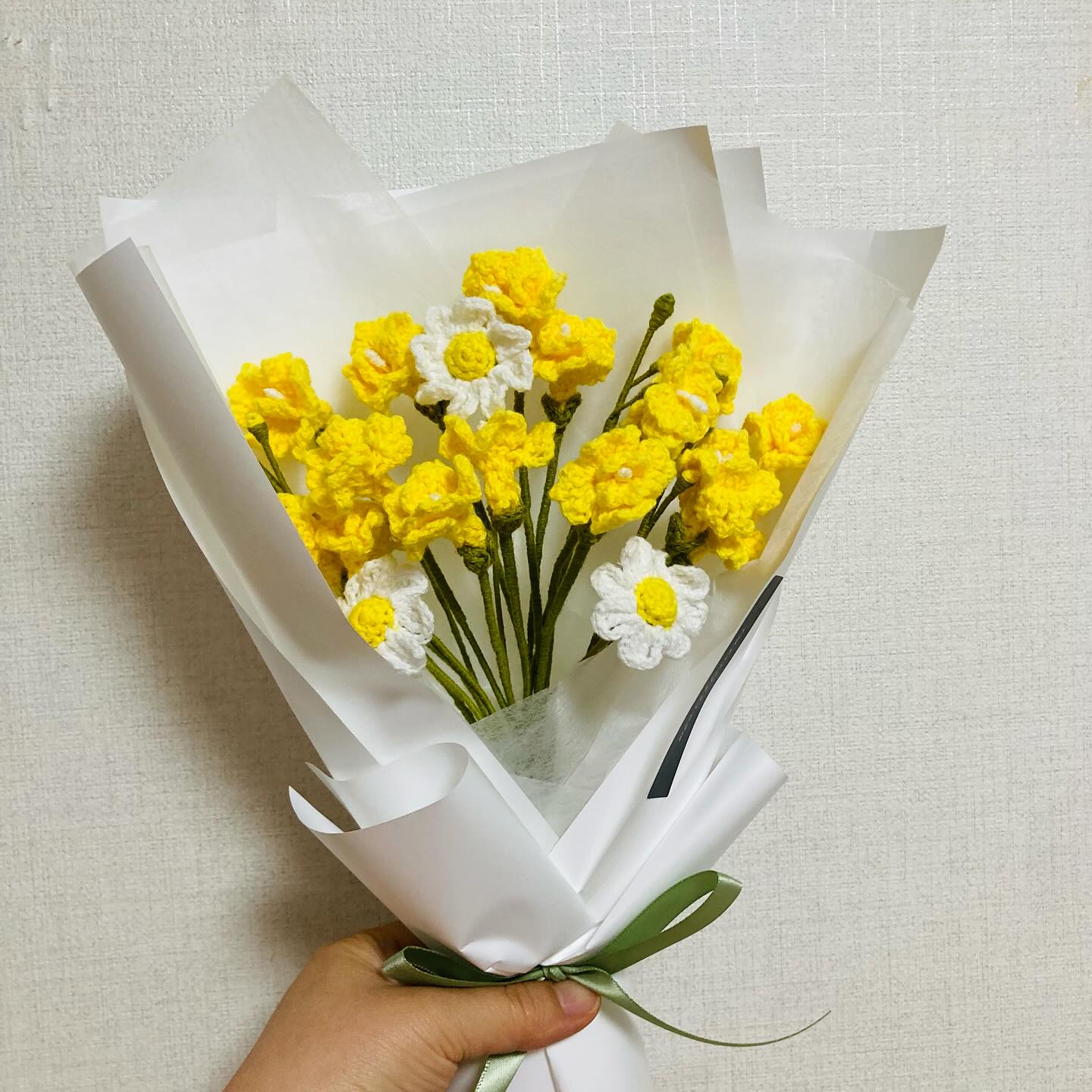 위브블러썸 프리지아 뜨개꽃다발 후기
새로운 시작을 응원하는 선물, 프리지아 꽃다발 💛
여러분, 특별한 날 선물 준비 중이신가요? 🎁 저는 최근 중요한 결정을 내린 친구를 응원하기 위해 뭔가 특별하면서도 오래 간직할 수 있는 선물을 찾다가 발견한 것이 바로 위브블러썸 프리지아 뜨개꽃다발이에요.

”새로운 출발을 응원해!“라는 멋진 꽃말을 가진 프리지아로, 응원의 메시지를 전달하기에 더할 나위 없는 선택이었답니다. 오늘은 이 특별한 뜨개꽃다발을 직접 사용해 본 솔직 후기를 전해드릴게요!
대부분의 꽃다발은 생화를 사용해서 며칠 후 시들어버리곤 하잖아요. 그게 너무 아쉬워서, 더 오래 간직할 수 있는 특별한 대안을 찾다가 뜨개로 만든 프리지아 꽃다발을 알게 되었어요.

게다가, 좋아하는 향수를 뿌려 나만의 향기를 더할 수 있다는 점도 매력적이었답니다. 🌸🌟 선물하는 사람과 받는 사람 모두에게 감동을 줄 수 있는 완벽한 아이템이라 확신했어요!
🌼 위브블러썸 프리지아 뜨개꽃다발의 매력 포인트
새로운 출발을 응원하는 특별한 꽃말
👉 프리지아는 ”새로운 시작“과 ”응원“이라는 긍정적인 의미를 담고 있어 졸업, 입학, 이직 등 모든 새로운 출발을 축하하기에 딱이에요. 이 꽃다발을 받을 때의 따뜻한 감동, 상상만 해도 설레지 않나요? 💛

시들지 않는 아름다움
👉 뜨개로 만들어져 시들 걱정이 전혀 없어요. 시간이 지나도 변하지 않는 아름다움을 간직할 수 있어서 선물의 의미를 더욱 깊게 만들어줘요. 🌟

향기를 입혀 나만의 꽃다발 완성
👉 꽃다발에 좋아하는 향수를 뿌리면 방 한구석이 은은한 향기로 가득 차요. 저는 은은한 플로럴 향수를 뿌려봤는데, 마치 생화 같은 기분이 들더라고요. 🌺

정성이 느껴지는 수작업 퀄리티
👉 뜨개로 정성스럽게 한 땀 한 땀 완성된 꽃은 실제로 보면 더 감동적이에요. 섬세한 디테일과 색감이 정말 예쁘고 고급스러워요.
가장 마음에 들었던 점:

시들지 않는 뜨개꽃으로 실용성과 의미를 모두 챙긴 점!
꽃말에 담긴 메시지가 특별한 날을 더욱 빛나게 해주는 점

추천하고 싶은 분들

졸업, 입학, 이직 등 특별한 날을 축하하고 싶은 분
오래 간직할 수 있는 선물을 찾는 분
정성스럽고 특별한 꽃다발을 선호하는 분

구매처 https://sbz.kr/BCKekW