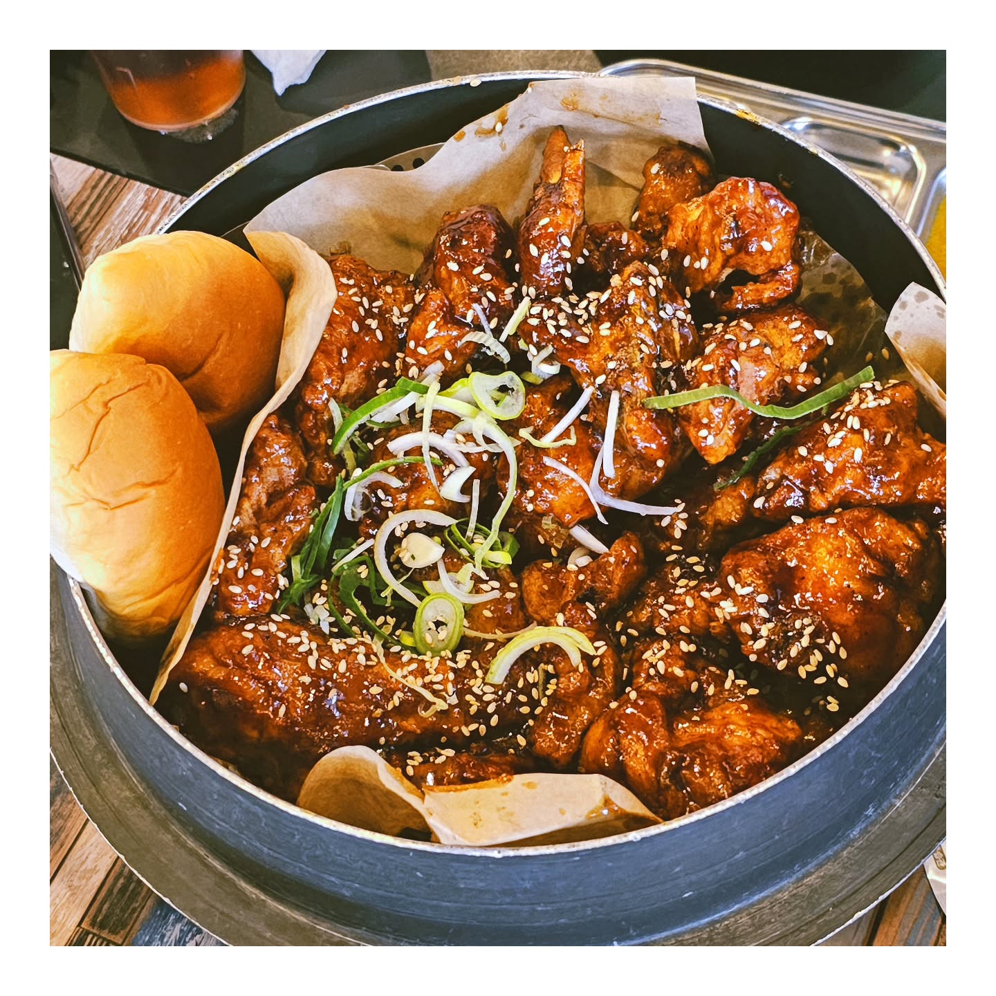 #수원 기록
.
수원 통닭 거리 #남문통닭
.
수원하면 역시 #왕갈비통닭 
.
특이한 플레이트가 인상적입니다.
밥이랑 같이 먹어도 딱👍
.
#수원 #수원맛집 #행궁동 #치킨 #수원통닭거리