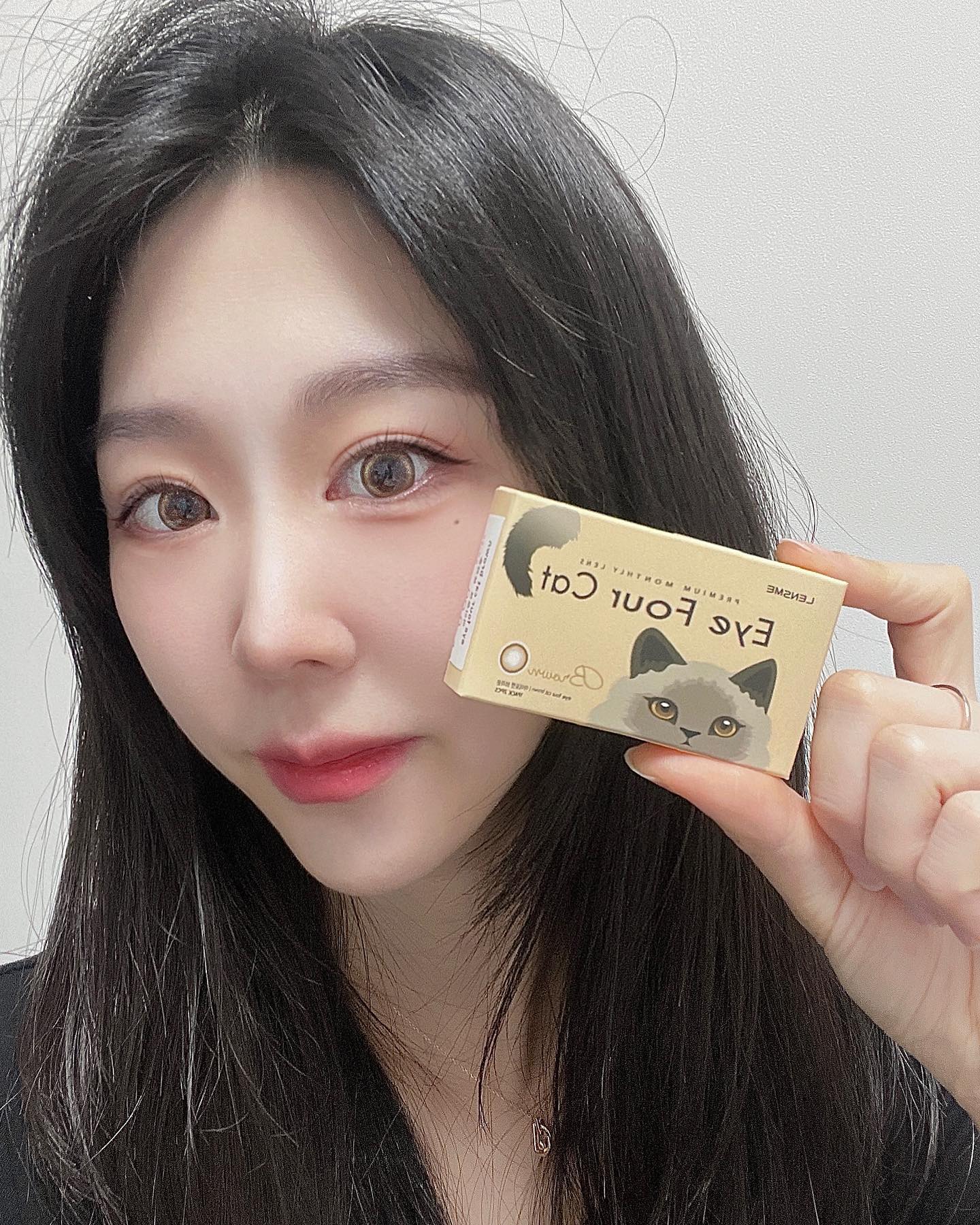 #협찬 [렌즈미] 아이포캣

영롱한 고양이의 눈빛을 모티브로 제작된 렌즈미의 신상 ‘아이포캣’ 렌즈! 

더블 써클링 디자인으로 고양이 눈처럼 또렷한 눈빛을 연출할 수 있어요!

저는 브라운 색상을 착용해 봤는데 셀카가 엄청 잘나오더라구요🥰

주변에서 렌즈 넘 예쁘다구 어디 거냐고 엄청 물어보기도 했답니다!

고급 퍼스퍼콜린 재질로 뻑뻑함 없이 하루 종일 촉촉하게 착용할 수 있어요 ◡̈ 

판매 수익금의 일부는 유기 동물 보호 센터에 기부된다고 하니 많은 사랑 부탁드려요 ♡

🐱 2월 22일(수) ~재고 소진시까지 순무 콜라보 굿즈 증정 이벤트가 진행된다고 합니다! 
한정 수량으로 진행되니 얼른 구매하세요♡

#렌즈미 #아이포캣 #먼슬리렌즈 #데일리렌즈 #렌즈추천 #순무 #순무굿즈