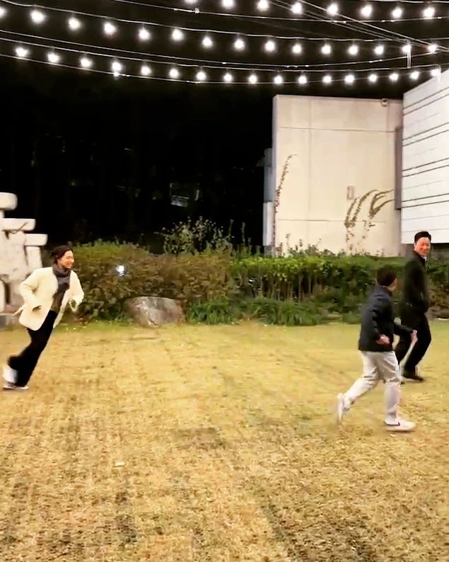 레스토랑 음식 기다리며 막간 술래잡기
만화에서나 보던 먼지 일으키는 발재간
놀아주는게 아니라 본인이 즐기는듯ㅋ?
생일 축하해주신 인님들 넘나 감사했어요♡♡ 싸룽해 ♡♡
나의 생일을 마무리한 르한스 레스토랑🙃

📍르한스 레스토랑
: 서울 성북구 정릉로10길 127

🌿대추우대갈비
🌿양갈비스테이크
🌿명란알리오파스타
🌿우삼겹치즈피자
🌿버섯크림파스타
🌿카프레제샐러드

#르한스#야외웨딩#성북구맛집
#레스토랑#생일#파티#이벤트
#우대갈비#양갈비#파스타#피자#샐러드