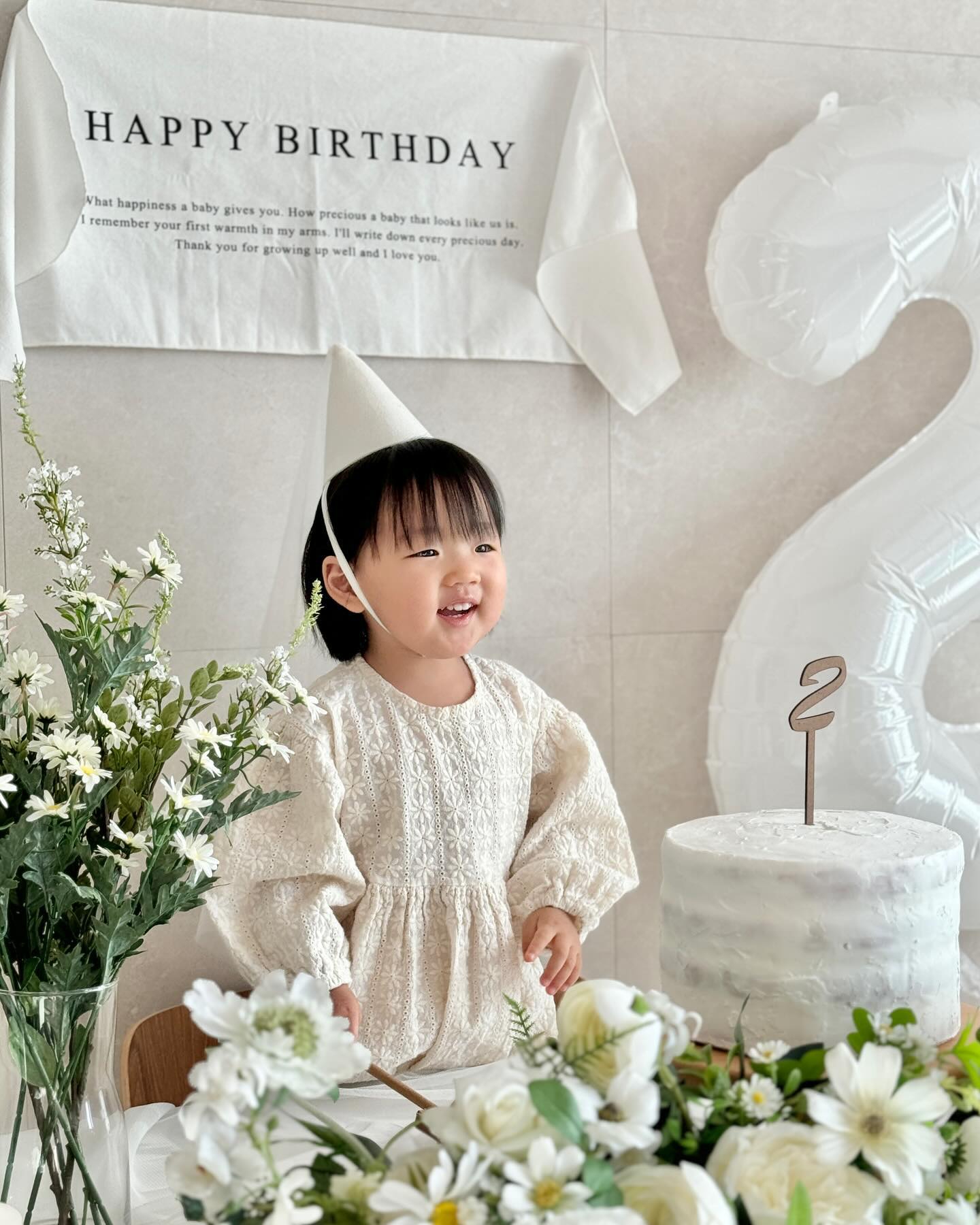 지유 앞머리가 눈에찌르려던시절
두돌기념으로 집에서 셀프생일파티🎂
급하게 만들었던 베라케이크와 다이소장난감은
다행히 아직까지도 정말좋아해주는중