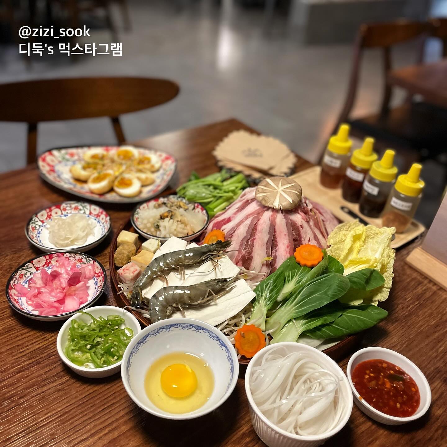 나의 최애 메뉴는 “샤브샤브,쌀국수”
태국식 구이&샤브샤브, 무카타를 처음 먹어본 날 🫧

비주얼에 입이 떡 벌어졌다. 양이 어마어마했다🥰
중앙에는 고기 구워 먹고~ 가장자리는 육수에 샤브샤브 해먹고~
고기 구워서 익으면 바로 먹어도 되지만, 육수에 퐁당 넣어서 먹으면 2배 3배 맛있다 ˎ₍•ʚ•₎ˏ

고기 밑에 한가득 깔린 숙주,, 정말 많이 나와서 한 봉지 다 주신 건 아닌가 생각이 들었을 정도다. 숙주 좋아하는 나로서는 물론 대환영이었지
우삼겹에 버섯, 숙주, 해산물, 피시볼 등 이것저것 골라 먹을 수 있어서 좋았다🥩🥬🦐🦑
불판 위에 고기는 굽고 육수에서 잘 익은 야채와 함께 특제 소스에 푸욱 담가 먹으면 쫀맛
육수 더 부어서 쌀국수 넣어서 마무리했다. 나름 클린한 음식으로 과식 했던 날✨✨✨

소고기볶음면, 매콤한 맛으로 아주아주 강추다. 땅콩가루랑 쓰까 먹으면 식감도 좋고 맛있다 🥜
불맛도 나면서 살짝 매콤한게 계속 손이 가는 메뉴였다🔥🔥🔥
면도 적당한 두께고 완벽한 메뉴였다. 메뉴선택 너무 성공적.ᐟ.ᐟ

리뷰에 사이드 달걀튀김을 극찬하는 후기가 많아서 너무 궁금했는데, 극찬하는 이유가 있더라, 적당히 익은 반숙달걀에 찰떡인 소스가 조화가 너무 좋았다🥚

무카타 먹는 방법도 친절하게 설명해 주시고. 매장 분위기도 좋아서 롱런할 맛집이다 (*˙︶˙*)☆*°
다음 방문도 아주아주 기대가 된다. 조만간 뿌시러 가야지 👊🏻

#리틀방콕 #두정동맛집 #천안맛집 #디둑_천안 #디둑_두정동