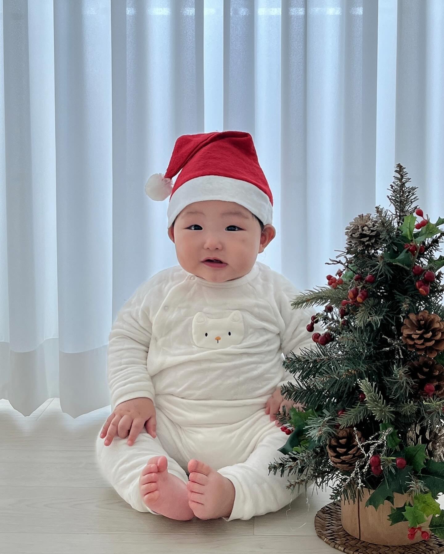 준비한 클마룩 덥다고
울고, 낮잠 못 자서 울고...
아기산타 하얀 내복 버전으로 간다🫠

오늘 육아 난이도 중상..
육아는 인내심 기르는 실전이랄까
밤잠이라도 실컷 자거라 우리 열매
꿈에선 엄마 찾지마..!!!

조동토끼들과 클마파티 완료🎅🏻💝

#토끼띠아기
#조동모임
#크리스마스파티
#아들스타그램