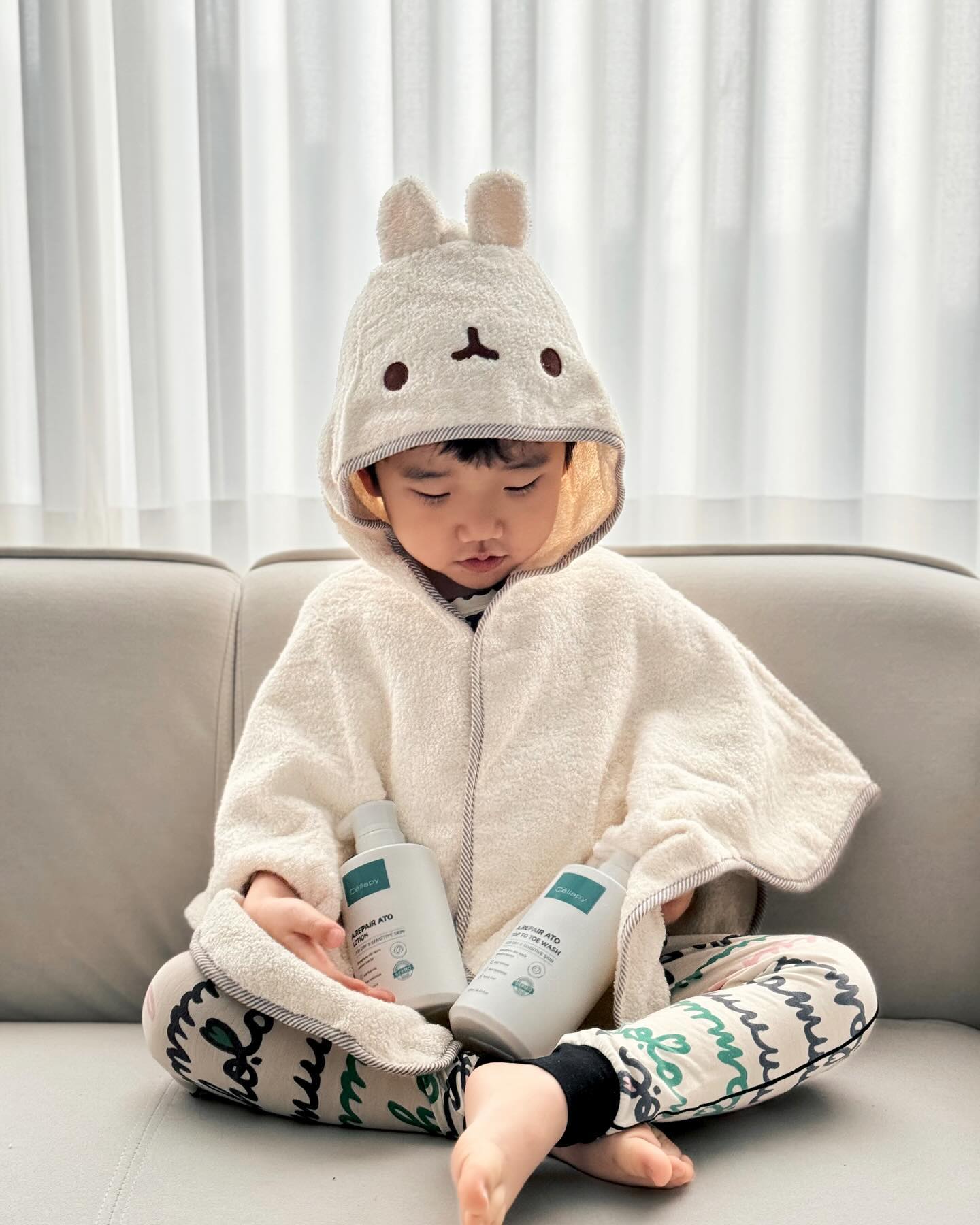 #단순선물 𝖼𝖾𝗅𝗅𝖺𝗉𝗒❣︎
⠀
⠀
정우가 꾸준히 사용하고 있는 셀라피 아토 탑투토워시와 아토로션과 샤워가운이 들어있는 셀라피x몰랑이 에디션 기획세트예요 🫶🏻
⠀
아토 탑투토워시는 안자극대체테스트완료하여눈에들어가도 따갑지 않고 자극이 없어 안심하고 머리부터 발끝까지 샤워할 수 있어요.
아토 로션은 EGF와 세라마이드 등 보습장벽 성분으로 약한 아기들의피부장벽강화에 도움이 되죠.
풍부한영양의이노시톨성분(모유의 영양성분) 함유로 함유되어 보습막을 형성하고, 자극 받은피부를케어해 준답니다.🫧
그리고 세상 귀여운 몰랑이 샤워가운은 어찌나 부드러운지 몰라요.☺️
⠀
⠀
✍🏻셀라피 공식몰 에이블샵 신규회원 첫 구매 시, 아토 탑투토워시를 100원에 구매 할 수 있답니다.
⠀
⠀
･ ･ ･ ･ ･ ･ ･ ･ ･ ･ ･ ･ ･ ･ ･ ･ ･ ･
⠀
🏷️ cellapy.official
🏷️ k.kids_official 
🏷️ iwomansense 
⠀
#셀라피 #영유아처방 #아기보습크림 #아기바디워시 #탑투토워시
⠀
