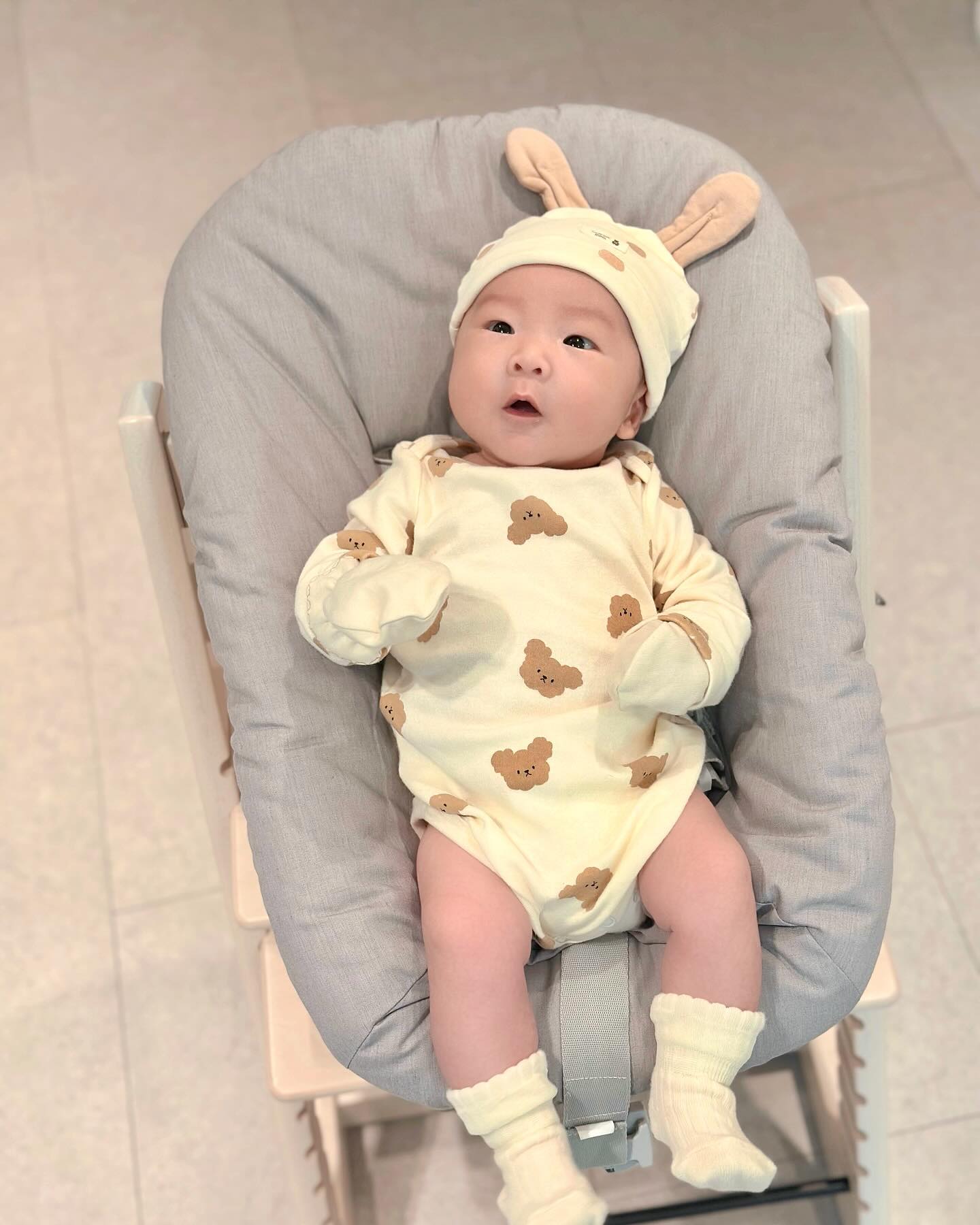 용맹이는 자라느라 바쁜 나날 ⚡️
엄마는 #쪽쪽이 셔틀 하느라 바쁜 나날 👩🏻‍🍼
딸랑이로 쪽쪽이 받침 해두니 편하네요 잠들면 빼주고 ! 
엄마도 점점 성장중 ^^

#육아맘#모윰0단계#육아소통 #아기스타그램 #아기옷 #생후4 1일 #아들맘