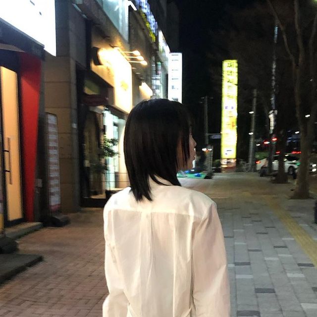 예선 on Instagram: "#광고 [adaul] Front pintuck clean shirts white

가벼운 코튼과 나일론 혼합 소재로 제작되어 보다 편안한 착용감을 주는 셔츠 제품이에요☺️ 요즘 유행하는 오피스룩이나 긱시크룩에 활용하기 좋고 등 부분에 리본 디테일 덕분에 원하시는 스타일로 변경해서 입기 좋답니다🤍

#광고#ADAUL#어다울#블라우스#셔츠#리본셔츠#출근룩#하객룩#데이트룩"