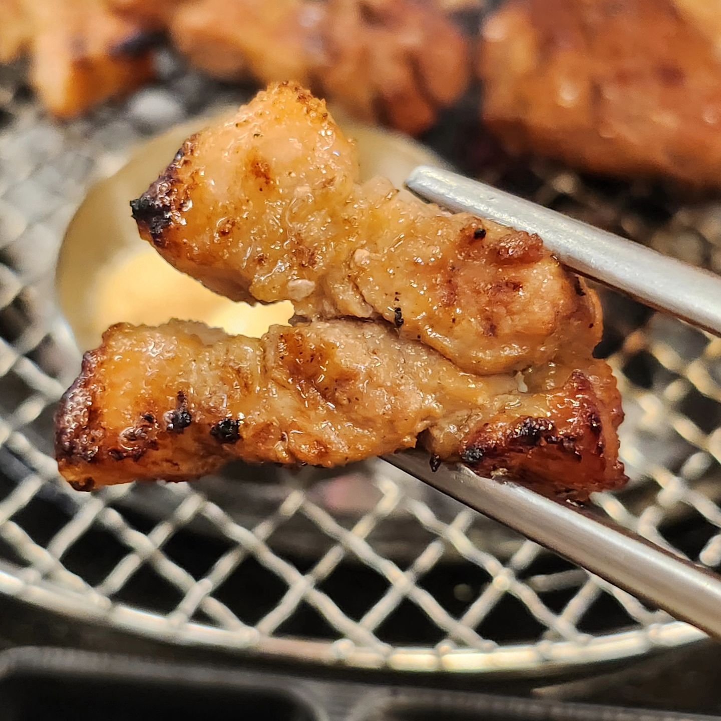 안동 고기 맛집 발견!!🩵
돼지갈비 고기 비주얼부터 심상치 않더니,
양념갈비에 양념, 최고👍👍

비주얼 압도적!
맛도 압도적!
안동에서 돼지갈비 맛집은 여기👍
소고기 또한 손질을 너무 잘하셔서
다음엔 소고기도 먹으러 가봐야겠어!!

반찬은 간이 세지 않은데, 고기랑 잘어울리고
반찬 맛집!! 
된장찌개는,,또,,왜이렇게 맛있는지😅
먹은 메뉴 다 맛있어서 재방문 각!!

방금 먹고 왔는데, 또 가고 싶은 집이라서
바로 사진 업뎃 하는 나ㅋㅋㅋㅋ

여기~~~ 정보는 👇
#소고기꾸면돼지 
📍안동시 말구리1길 29
⏰️11:00-22:00
🚗매장 앞 주차 가능

so_kku_dwae 

#안동맛집 #안동고기맛집 #안동소고기맛집 #안동돼지갈비맛집 #안동맛집추천 #경북안동시
#안동여행 #태화동맛집