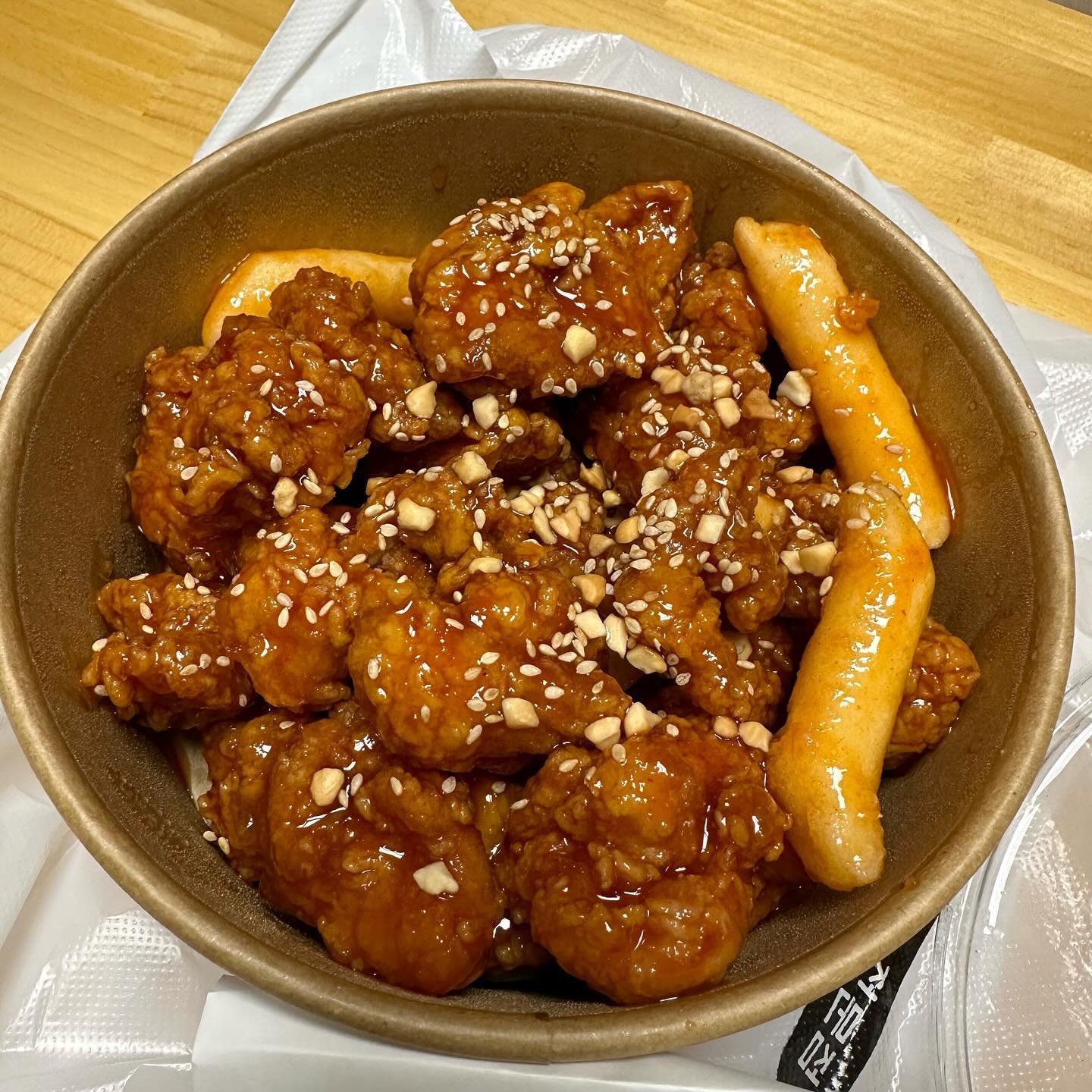백사장보면 닭강정이 느므땡김 🫶🏻

#먹스타그램 #야식 #닭강정 #치맥 #쫄깃 #존맛 #소통 #일상 #선팔 #맞팔 #먹방