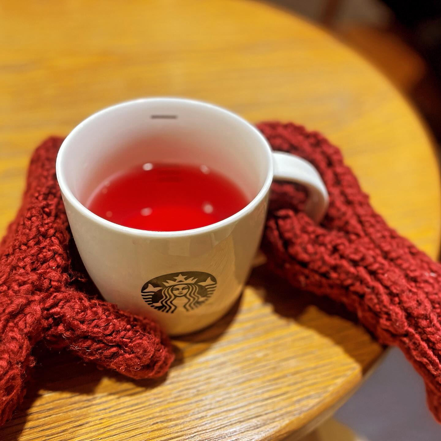 #♥️
#빨강 이 좋아지는 #12월
#starbucks #히비스커스 #빨강장갑놀이 

아침부터 ㅋ 바삐바삐 하루종일 있는 일정 소화하러 출발!
💩차 피해 돌아가다 버스 놓쳐서 짜증이 날 뻔 했으나
택시타서 다행히 기회를 잃는 일만은  피할 수 있게 되었고
#의미치료사 과정 연수 들으며
그래 모든 #시련 에도 이유가 있다는 말에 #공감 
(안팔린 내 차는 ㅎㅎㅎ 더 좋은 주인 찾아 갈거야!!)
강의 하실때 교수님은 지금은 더 바삐 더 유명해진 걸 보며
#나도늦지않다 #내삶의의미 를 더 열심히 탐색해보자, #짧은쉼표 갖기😌
2023을 마무리 짓는 겨울,
#토닥토닥 #잘하고있어 
그정도라도 #충분해 

#체험적경험 #사랑하러가는길 
#저안에손있게없게