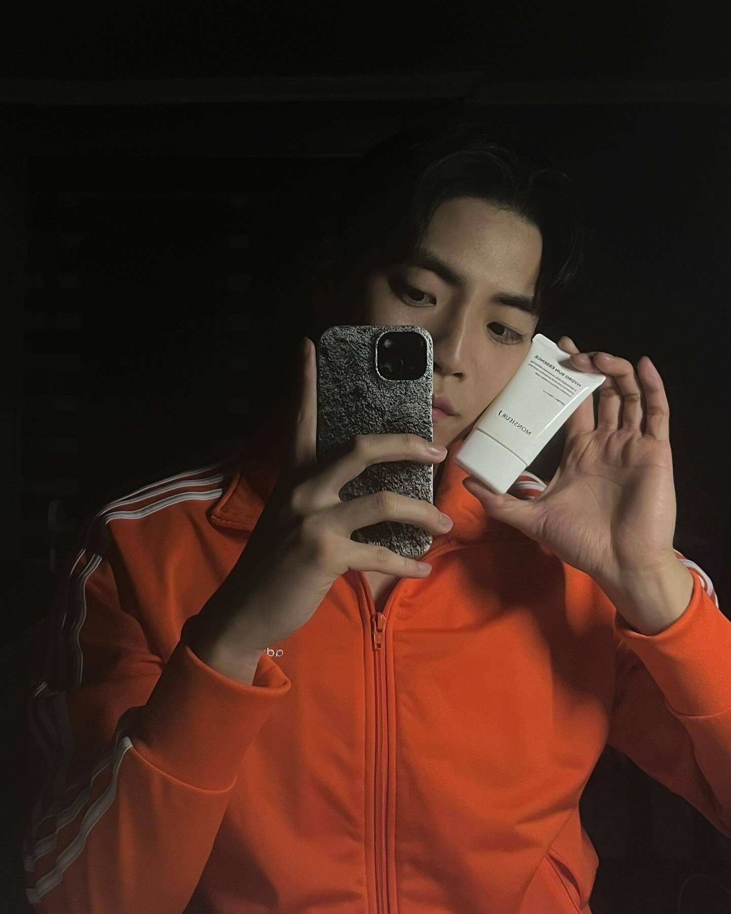 #협찬 겨울에 더 잘 탄다고!!🔥

monsieur_j_official 에서 하이드로 선 에센스를 제공해주셨습니다!🌞

•

•

✅ 당신 그거 알아요? 겨울에 방심은 금물인거?🌞 오히려 겨울에는 해가 덜 뜬다고 생각해서 선크림등 자외선 차단 제품을 잘 바르지 않는다고 해요! 그래서 피부손상이 더 심하다고 하더라구요!🥲

✅ 무슈제이 하이드로 선 에센스는 선크림의 기능 뿐만아니라 요즘같이 건조한 날씨에 피부를 촉촉하게 해주어 생기발랄하게 만들어줘요!

✅ 감히 “햇살도 사로잡은 에센스”라고 표현할 수 있겠네용☀️

#무슈제이 #남자선에센스 #무신사선에센스 #올리브영선에센스 #선에센스추천 #sunessence #하이드로선에센스 #무슈제이선에센스 #패션 #오오티디 #뷰티