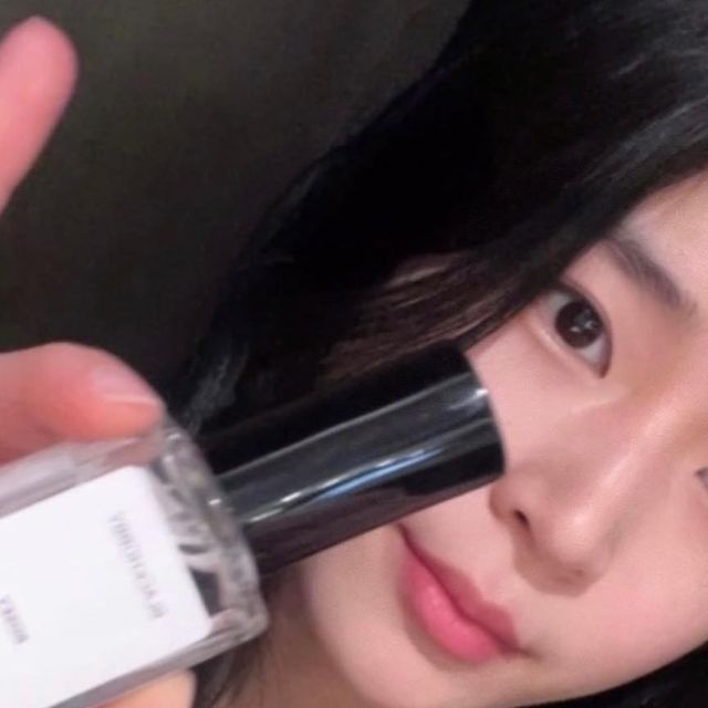  신민서 on Instagram: "#광고 
블랙하비 로지🩷

블랙하비: 어두운(Black) + 취미 (Hobby)
내면 속 숨겨진 당신만의 취향을 찾아주는 향수 쇼핑몰

블랙하비 로지는 완전히 고급스럽고 세련된 향이에요🖤
그와 동시에 산뜻하고 부드러운 향이라 남녀 상관없이 모두 쓰실 수 있을 것 같아요😍 저는 은근 꾸미고 싶은 날마다 뿌려주고 있어요!! ((남자친구도 좋아하는🫰🏻))

500종의 다양한 향기를 판매 하는 블랙하비에서 좋은 향 겟하시길 바라며… 강 력 추 천 !! 🤩✨

#블랙하비 #로지 #향수 #향수추천 #향수선물 #선물추천 #니치향수 #수제향수 #남자향수 #여자향수 #드레스퍼퓸 #섬유향수"