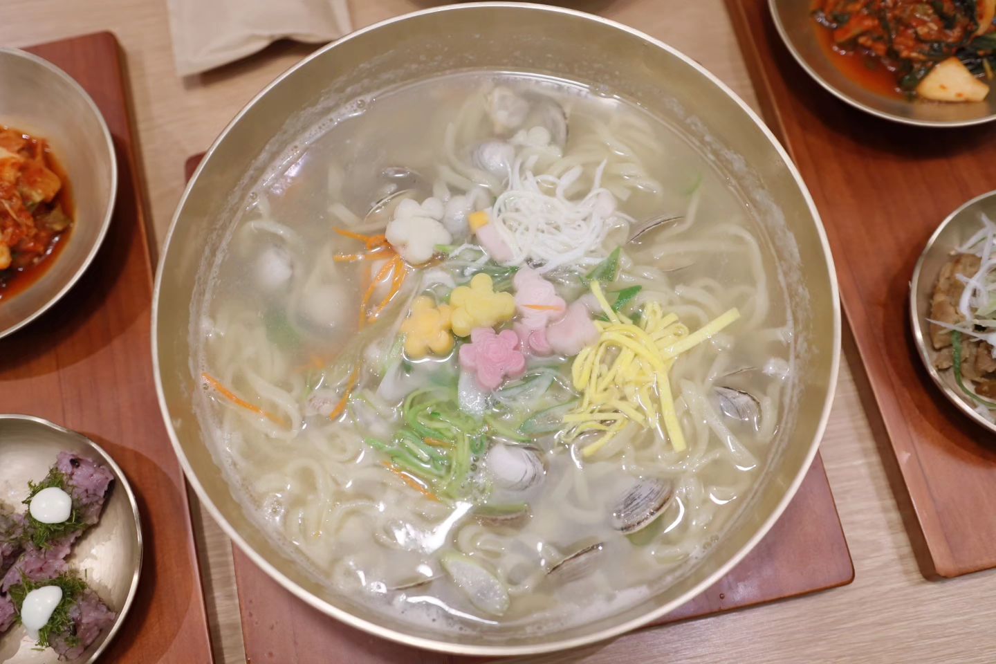 찬바람 불면 생각나는 뜨끈한 국물의 칼국수
저는 특히 담양맛집 신사와칼국수 좋아하는데요
이 곳에서는 여러가지 메뉴를 함께 맛 볼 수 있어서
여러명이 함께 가서 이것 저것 주문해서 먹으면
더욱 맛있게 먹을 수 있답니다~~

뜨근한 국물에 호로록 호로록 칼국수
정말 엄지척이에요!!!

#담양맛집 #담양칼국수 #광주콩물국수 #담양콩물국수 #신사와칼국수 #담양맛집추천 #담양돈까스 #광주근교맛집