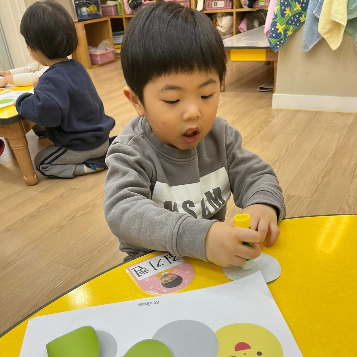 👶🏻D+1271

기현이의 신나는 놀이학교생활🤍
너무너무 오랜만에 올리는 피드..!
너무 즐거워하는 학교생활! 
가기싫어요! 라는 말 한마디 없이 
즐거워해주니 행복하다…💕

처음엔 2시하원 지금은 5시쯤 집에 오는 기현이
힘들지않을까 걱정했지만 이 또한 잘 적응해줘서 고마울따름
내년엔 체능단 꼭 되어서 가보쟈..🥺🥹🥺