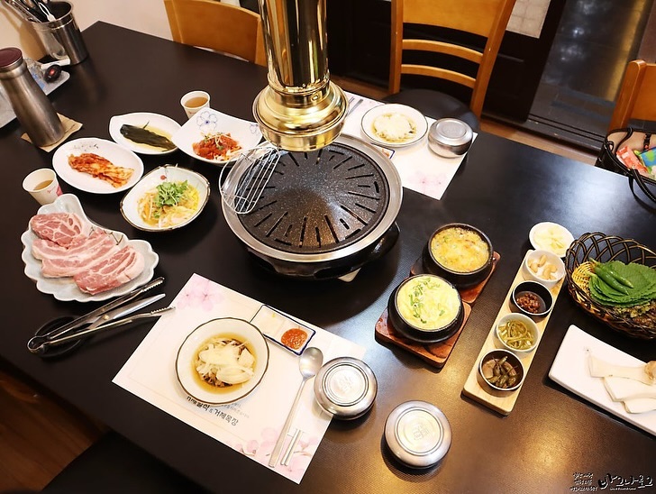 #업체제공 거제여행때 다녀온 거제고현시장맛집 거제목장😄
.
1층은 일식집, 2층은 고기집으로 운영되고있어 고기먹다 초밥생각나면 바로 주문도 가능하고 고기 퀄리티 무엇~ 도톰한데 부드러워 자꾸자꾸 젓가락이 향하는🤭
.
고기랑 잘 어울리는 반찬류가 다양하니 입안도 즐거웡😆
.
고현목장 뿌시고 근처 모노레일까지 즐겨주면 여행코스 딱 나오쥬✔️