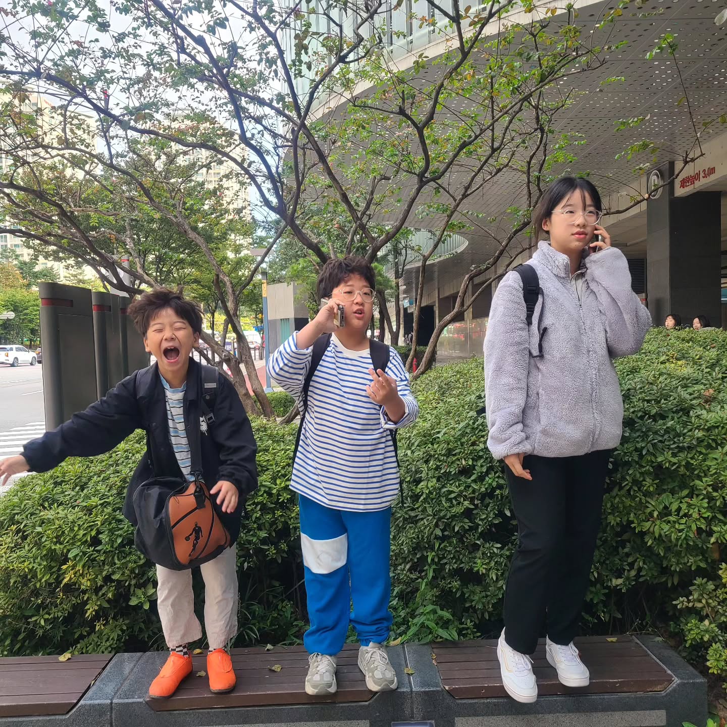 .
등교하는 이시간 셋이 오랜만에 모였는데
이제 사진도 찍지말라구 ㅠㅠ
둘은 친구랑 통화하는라 바뿌다!!
말잘듣던 내 아들딸 어디갔니!!!