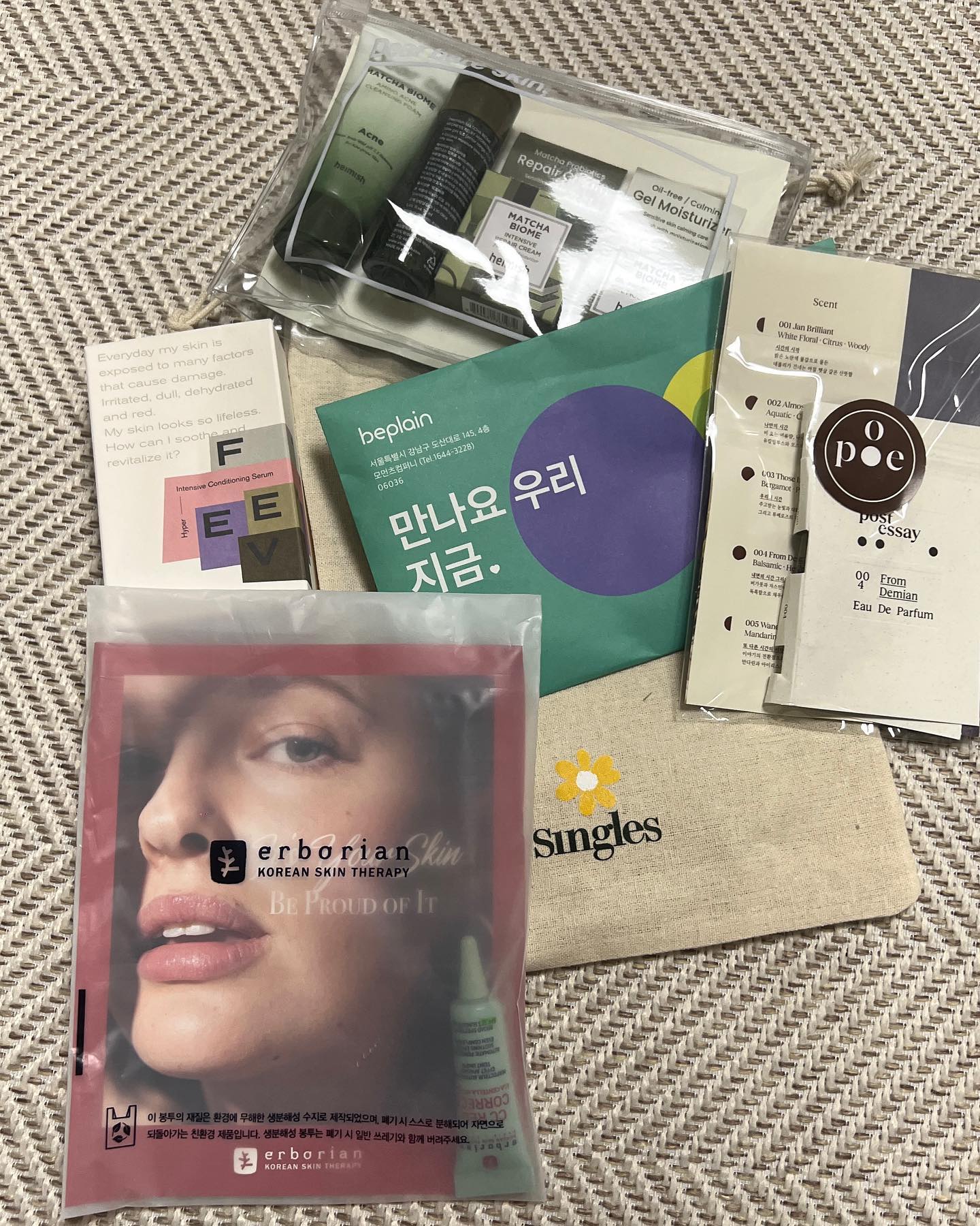 .
7월 싱글즈 파우치 리뷰이벤트로 풍성한 샘플제품을 받아보았다
화장품 샘플쓰는걸 좋아하는데 이번엔 어떤 샘플들을 
만나볼 수 있을까 기대도 되고 설렘설렘😆
상큼한 포스트에세이 향수는 여름에 뿌리기에 딱 좋았고
비플레인제품은 예전부터 정말 좋다고 느낀 제품이었는데
이번 샘플파우치 이벤트에 들어있어서 정말 반가웠다
녹두케어 시카테롤로 말끔하게 클렌징하고
선크림샘플로 자외선 차단도 단단히👍☀️
에르보리앙 cc 레드 코렉트만 바르니까 
두꺼운 베이스메이크업 할 필요없이 가볍게 커버되어서
아주 마음에 들었다🥰

#피브 하이퍼 인텐시브 컨디셔닝 세럼 
#헤이미쉬 말차 바이옴 세트
(아미노 아크네 클렌징 폼 30g 레드니스 릴리프 하이드레이팅 토너 30ml, 카밍 젤 모이스처라이저 5ml, 인텐시브 리페어 크림 5ml) 
#비플레인 3스텝 녹두케어&시카테롤, 선크림 샘플 키트 
#에르보리앙 CC 레드 코렉트 5ml 
#포스트 에세이 005 완더위드미 오드퍼퓸 3ml

#싱글즈파우치#싱글즈파우치7월 #체험단은인품사 #인품사