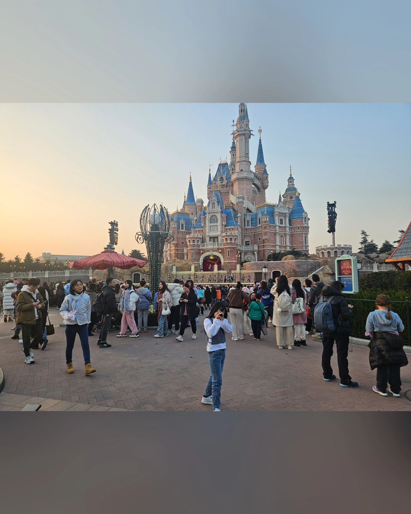 .
아침9시출발해서 
저녁까지 알차게 놀았다
너무 넓고 이벤트와 어트랙션이많아 
하루로는 부족한것같다ㅠ 또올까? ㅋㅋㅋ
정신없이 놀다 저녁때쯤 벼락 기념사진찍기🤭
.
굿즈샵도 굿즈샵거리가 있는데
 섹션마다 다 달라서 귀여운 볼거리가 가득🩷
#말해뭐해
.
.
.
#상하이디즈니랜드
#상하이 
#shanghaidisneyland
#shanghai 
#240112