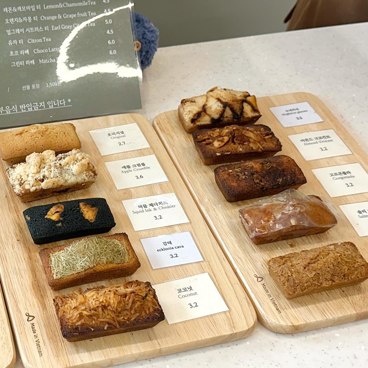 #무료제공 #디저트사각

🍪연남동 휘낭시에와 쿠키가 유명한 디저트 사각🍪
☑️위치 : 서울 마포구 연희로1길 28 2층 202호

넹,,이름부터 귀엽구 휘낭시에 맛집 느낌 낭낭한 디저트 사각에 
다녀왔습니당 르뱅쿠기랑 이것저것 여러 디저트들과 커피가 인기만점!

💛오리지널 : 오리지널이 맛있어야 구움과자는 찐 맛집인정이죠!
디저트 사각 오리지널 맛집 인정합니다🥹 저는 반은 얼먹 반은 해동 후 막었는데 얼먹은 바닐라 향이 가득 올라오면서 잇자국 선명한 꾸덕함이라면 해동 후에는 바닐라향이 더 진하고, 쫀득함과 퐁신함을 느낄 수 있었어요-! 

🍪르뱅쿠키 : 단 거 안좋아하시는 엄미도 모양도 이쁜게 맛있게 생겼다면서 같이 먹었어요-! 초코칩이 작은 조각이 아니라 진짜 크게크게 있어서 오독오독 씹는 식감과 슴슴달달한 쿠키지랑 너무 잘어울렸습니당 위에 올라간 호두 토핑과 안에 들어간 견과 토핑들이 초콜릿과 어울려서
당충전 제대로 했어요-! 이것두 얼먹으로 먹었는데 포장하신다면 얼먹
강추입니당 아시죠? 쿠키=얼먹🤍 오독 꾸덕 바삭 삼박자가 아주 🥹

디저트 사각은 매장도 있고, 구움류 선물세트까지 있어서 연남동 방문하실때 디저트 먹으러 카페로 가도 좋을 것 같고 디저트 선물용으로도 넘 좋을 것 같아요-!💝🎁

#홍대카페#홍대카페추천#홍대디저트#연남카페#연남디저트#동교동카페#동교동디저트#홍대데이트#홍대가볼만한곳#홍대핫플#홍대맛집#연남동맛집#동교동맛집#홍대입구역카페