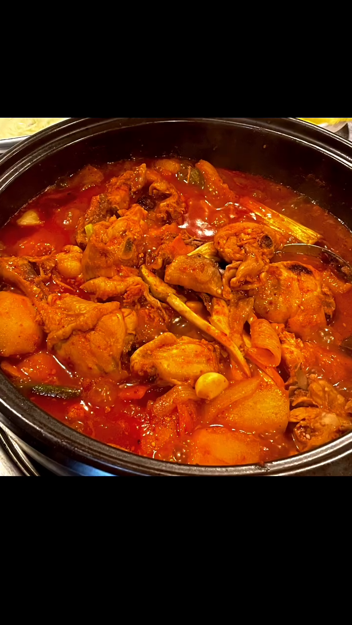 지난주 토요일부터 일주일 신나는 #짠 🍻
7일동안만 간 곳들도 이렇게나 많은데
나의 한달 두달 세달 일년치 하면 어마어마하겠드아 😅
고등학교 다닐 때부터 먹방 아프리카하라고 할 때
난 정말 했었어야 했나 싶을 때가 있지만
그러기엔 공부를 열심히했고 내 전공 피아노에 진심이었어서…
그럼에도 불구하고 맛있는 거 먹기도 미루지 않았더랬죠 🤣
그런데도 #천안맛집 조차도 아직 못 가본 곳이 너무 많다 🥹
11월18일 토요일은 진짜 진짜 #해물찜맛집 
#쌍용동 팔도아구찜 여자 둘이 가서 3인분 시켜 쓱싹 할 만큼!
여러군데 가보아도 역시 제일은 이곳이에요~~
2차는 23년의 세월이 있는 친구야퓨전포차
술이 술술숫 들어가는 안주장인 사장님 계신 곳 🤩
19일 일요일은 노래노래 부르던 #빕스 가서 와인과 생맥
샐러드 무한으로 먹고 마시고 좋아하는 양갈비도 먹었지요 😍
대신 너무 배불러 두시간 반을 걸은 날… 하지만 걸으면 모해요?
천안 #술꾼 다 알만한 참새방앗간 가서 잔치국수 두그릇 후루룩
미도어묵 4개, 떡볶이까지 킬! 배불렀는데 이만큼 먹었다니 🥹
20일 월요일도 #노포맛집 갔네요? 닭내장탕 드셔봤나요?
안드셨다면 꼭 드셔야해요~~~ 특히 요즘같은 추운 날씨 따봉👍🏻
#성정동 이계순원조닭내장탕 본점으로 가서 드시기 추천 🙂
2차는 이름 기억 안나는데 처음 갔으나 의외의 맛집이었어요.
고갈비보다도 특유의 부대찌개 국물 맛이 굉장히 찐했는데
요 동네에서 또 놀게되면 다시 가보게 될 거 같아요 😉
21일 화요일은 제철음식 잘 하는 #신부동 달비골
#굴보쌈 먹으러 매주 가게 되버렸지 모예요? 🤪
인당 요리를 각 한개씩 부시게 만드는 집…
그래서 이날은 굴보쌈과 닭도리탕 푸하하하하하하
22일 수요일도 또 쌍용동 친구야퓨전포차
이날은 여기서만 먹고 마셨으니 어마어마하게 시켰죠 😛
짜글짜글이, 낙지볶음, 곱창전골 소주 줄 세워도 해봤고요 헤헤
23일 목요일은 #불당동 갈 때마다 줄 서는 찐배네꽃갈비
꽃갈비, 갈비살 1kg 폭파 냉면까지 챱챱 후
엄청 가보고싶던 구 장딴지족발이 깔끔하게 바뀐 족산
그런데 여기야말로 생각보다 그냥 그럭저럭 족발이구나
한약제 풍미를 좋아하는데 느껴지지가 않음이 아쉬움,
생굴은 굴철이니 맨날 먹어도 질리지가 않구요 😚
24일 어제도 또 #쌍용동맛집 찾아 왔는데
새로 오픈한 양꼬치집 인생양꼬치 보이기에 가봤는데 괜찮았어요.
오 완전 맛있다까지는 아닌데 매장도 음식도 깔끔~~~
2차 안가면 아쉬우니 두번밖에 안갔는데 눈썰미 있는
제 얼굴을 기억해주시는 사장님이 하시는 가민민속주점
여기 두부김치 짱이고 전류 맛있어요 🥳
프렌차이즈 맥주집들은 설명 생략
이렇게 일주일 이야기 끝 😁
다음주는 다이어트 좀 해볼래여 제발 🥲