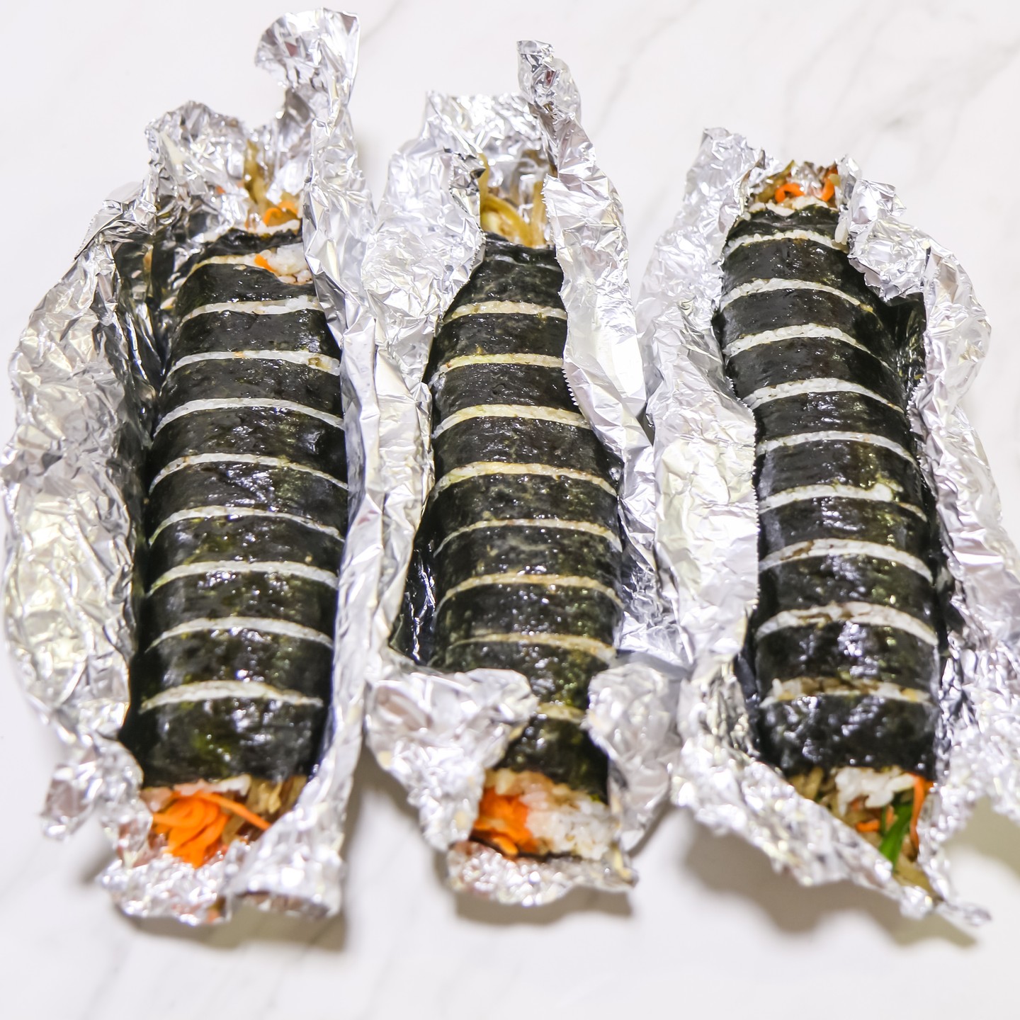 #협찬
🍙 로데오김밥
🍙 남현동 602-10

🍙 명장 소세지 김밥
🍙 참치 마요 김밥
🍙 고추 참치 김밥

이번에 소개 할 매장은 사당역 4번 출입구 역세권에 위치한 '로데오김밥'으로 매장 오픈시간이 새벽 5시라 사당역을 이용해 출퇴근을 하시는 분들은 접근성 좋게 이용 할 수 있는 매장 되겠습니다. 그리고 단체주문, 예약도 받기 때문에 회사, 학교, 모임 등에서 이용하기도 좋은 매장 되겠습니다😊

시그니처 메뉴는 김밥 되겠으며 그밖에도 유부초밥, 냉면, 쫄면, 라면, 만두국, 떡볶이, 비빕밥 등과 같은 식사 대용 분식 메뉴도 다양하게 준비가 되어 있으니 취향따라 골라 먹는 재미를 기대 할 수 있겠습니다. 물론, 김밥의 종류도 세상 다양해서 너무 좋았습니다😘

저는 퇴근길에 방문 포장으로 매장을 이용했고 홀 식사 역시 가능하니 본인이 편한 방법으로 매장을 이용하시면 될 것 같습니다. 사람 팔뚝만한 김밥 굵기로 유명한 매장이라 기대감을 가지고 방문 했는데 와 포장을 드는데 묵직한 무게감이 손끝에 전해지는게 방문하길 참 잘했다는 생각이 들었습니다🤣

명장 소시지 김밥은 정말 명장이라는 타이틀이 너무나 잘 어울리는 프리미엄 소시지가 사용이 되었고 덕분에 씹으면 씹을수록 소시지 특유의 풍미와 육향도 즐길 수 있었습니다. 참치 마요 김밥은 남녀노소 누구나 좋아할맛 되겠으며 고추 참치 김밥은 땡초 특유의 알싸함이 별미 포인트였습니다😍
.
.
.
.
.
.
.
.
.
.
.
#로데오김밥 #남현동김밥 #사당역김밥 #사당김밥 #남현동맛집 #남현동맛집추천 #사당역맛집 #사당역맛집추천 #사당맛집 #사당맛집추천 #김밥맛집 #김밥맛집추천 #김밥단체주문 #김밥스타그램 #사당김밥단체주문 #사당역김밥단체주문 #남현동김밥단체주문 #소세지김밥 #참치김밥 #고추참치김밥 #맛집블로그 #맛집블로거