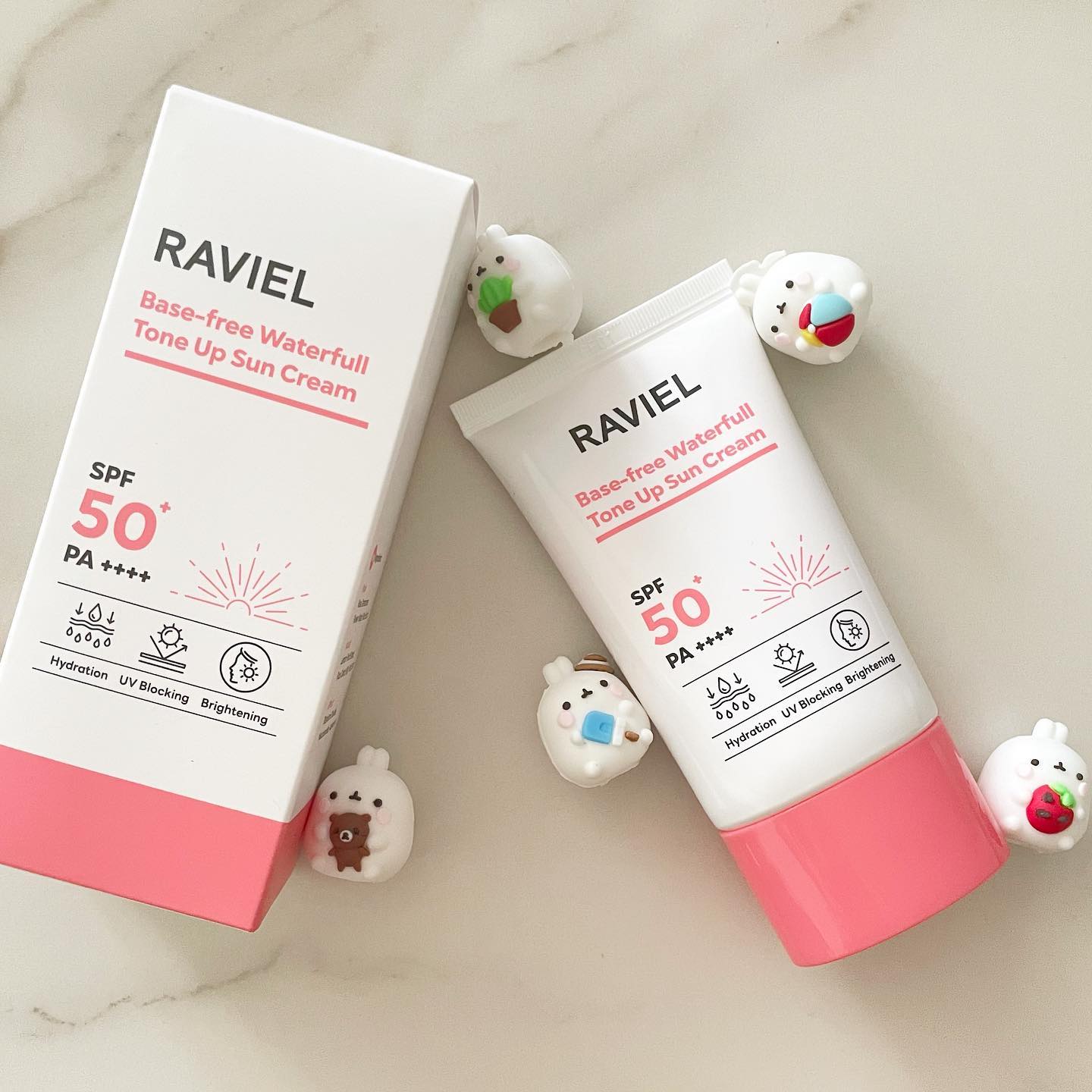 #협찬 
raviel.official

라비엘 베이스프리 워터풀 톤업 선크림🌸

쌀추출물과 레몬추출물 포함 
-피부 내 수분 유지, 생기 있는 피부 지속 가능! 

가벼운 발림성, 산뜻한 흡수로 촉촉한 피부 유지. 
매일 발라도 자극 없이 편안함 

무화과추출물 함유 
-피부 진정 효과 
다마스크 장미꽃수 함유 
-피부 톤 개선 도움 

밀도 있게 채워지는 쫀쫀한 텍스처!
번들거리거나 끈적임 없이 자연스러운 톤, 결 케어 가능 

#선크림 #톤업선크림 #미백선크림 #화이트닝선크림 #UV차단 #워터풀선크림
#수분자차 #자차선크림 #스킨케어 #톤업커버 #베이스프리 #베이스메이크업
#피부미백 #피부미백관리 #수분선크림 #피부활력 #피부보정
#모공케어 #미백케어 #피부케어 #보습선크림 #라비엘 #협찬