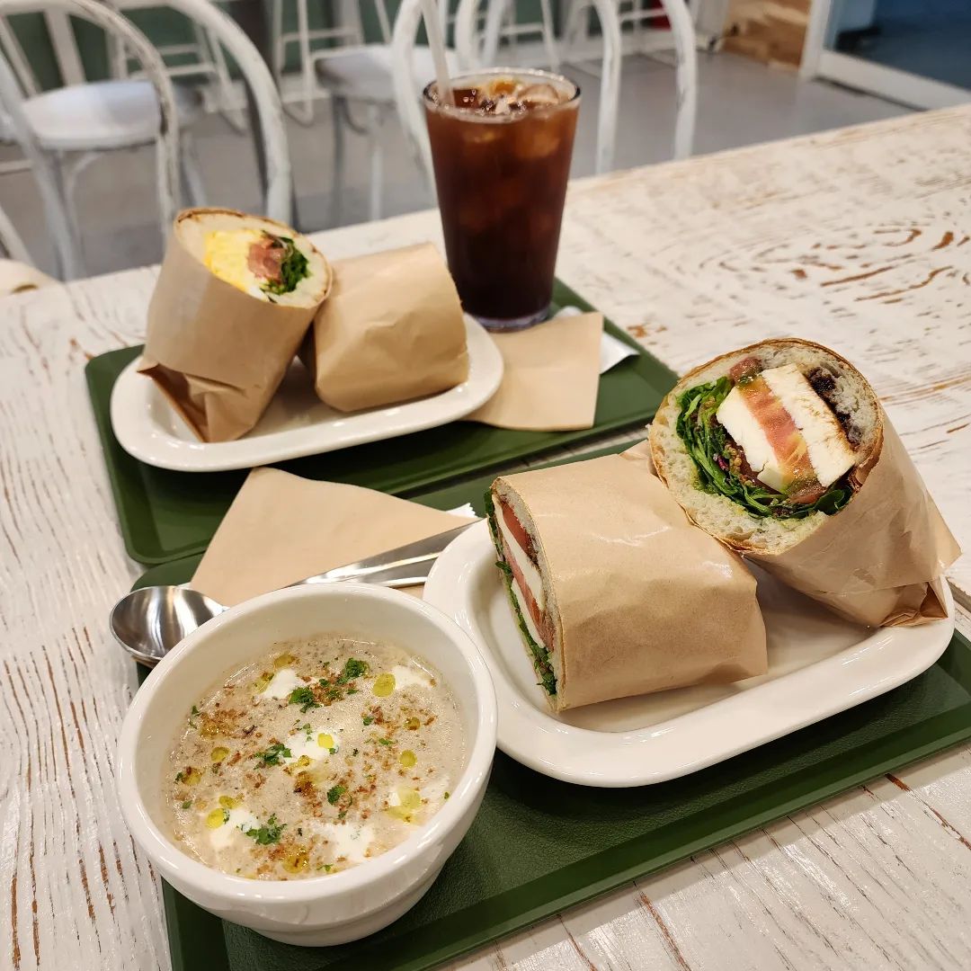 #협찬
판교 유스페이스 안에 위치한 브런치 맛집, 헤이올리브에 다녀왔어요~

천연발효종으로 숙성해서 매일 아침 직접 구워낸 치아바타로 만든 샌드위치와 좋은재료들로만 끓여낸 프리미엄 스프가 대표 메뉴인데요

카프레제 치아바타 샌드위치 8,500
에그마요 치아바타 샌드위치 9,000
트러플 양송이 크림스프 스몰 5,000
아메리카노 2,800

샌드위치 빵이 쫄깃하면서 부드럽고, 재료들이 신선하고 조합이 좋아 너무 맛있더라구요!
샌드위치도 너무 맛있지만, 스프는 진짜 꼭 먹어봐야해요
진한 트러플 향에 고소하고 부드러워서 순삭이었어요 
양도 넉넉해서 식사대용으로도 최고에요~
회사 점심시간에 맛있는 샌드위치와 스프로 맛있게 식사를 할 수 있어요

단체 도시락이나 샌드위치 주문이 가능해서, 모임이나 등산 등에도 맛있는 샌드위치와 스프를 즐기기 좋을 것 같아요!

#판교유스페이스맛집,#판교브런치맛집,#판교샌드위치,#헤이올리브#디너의여왕,#판교스프,#분당샌드위치맛집,#분당브런치맛집,#샌드위치도시락,#단체샌드위치,#샌드위치단체주문,#스프맛집