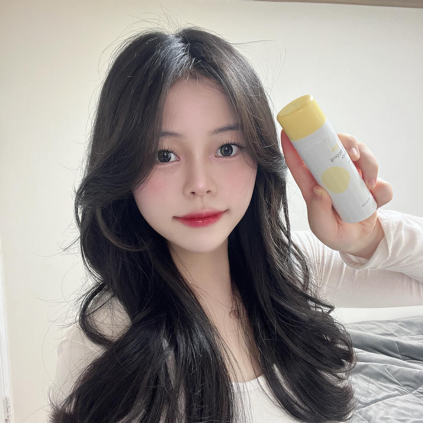 #협찬
오늘은 11월에 리얼라이즈에서 출시되는 글로우 휘핑팩을 소개해드릴게요🤍

저는 자기전에 수면팩으로 사용을하고 화장 전 기초제품 바르고 사용을하는게! 이 두가지 뿐만아니라 세안후 3번 반복해서 발라준후 10분뒤 씻어내면 에스테틱샵에서 관리 받은듯힌 투명하고 광이나는 피부가 돼요!! 그래서 총 3가지 방법으로 사용할 수있어요🩷

특히 저는 화장 전에 사용하였을때 되게 은은하고 이쁜 광채가 올라와서그런지 남자친구가 얼굴에 광이 난다구 그랬어요히힣🤍

따로 씻어낼 필요 없이 사용가능한 점과 사용후 끈적임이 없어서 너무 좋았답니당‼️

거품이 되게 쫀쫀해서 느낌이 좋았어요~  집에서 글로우 휘핑팩만 쓰면 에스테틱에서 관리 받고 나온것처럼 깔끔하고 광채나는 피부를 만날수 있으니 추천합니당:)

 #리얼라이즈 #홈스테틱화장품 #리얼라이즈글로우휘핑팩 #홈스테틱 #홈스테틱편집샵 #리얼라이즈휘핑팩 #글로우휘핑팩 #휘핑팩 #메이크업스타터 #슬리핑마스크 #에스테틱윤광듀오 #에스테틱윤광쿠션 #에스테틱윤광팩