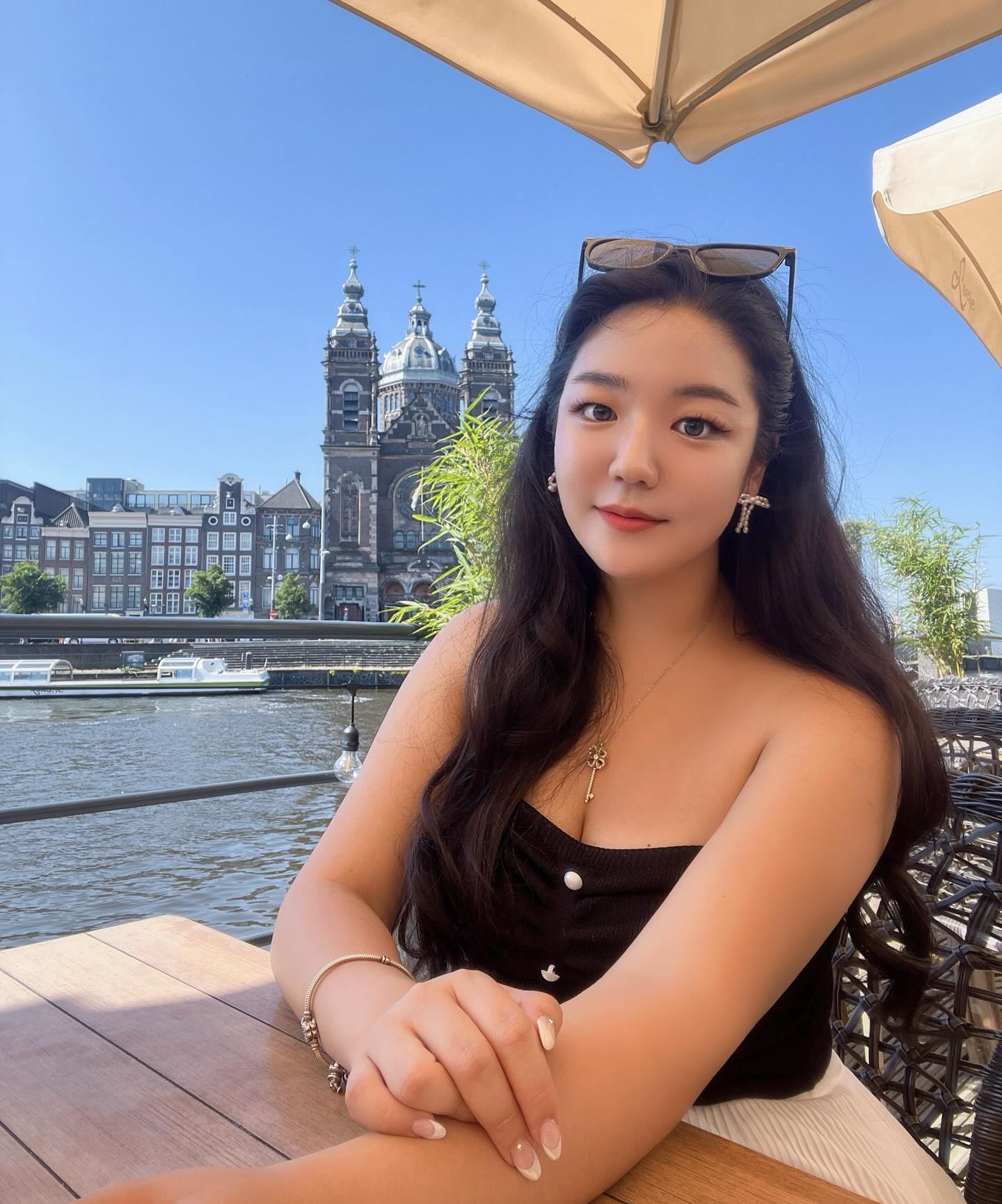 2년만에 돌아온 암스는 여전히 이쁘고 사랑스러워🌷
국룰인 감튀로 시작해 소금에 절여진 스테이크로 마무리

하드의 나라답게 하드코어샵도 총총총,,
낼부터 뎊콘 전쟁터에 가는만큼 물 싹쓰리,,
나 잘 살아남아서 돌아올게 (๑ᵕ⌓ᵕ̤)💫

담에 올땐 또 어디갈지 생각하는게 나만의 낭만이야 ᯓᡣ𐭩.ᐟ ⊹

📍 Amsterdam 🇳🇱

#유럽여행 #암스테르담 #여행스타그램 
#amsterdam #europetravel #loetje #fabelfriet