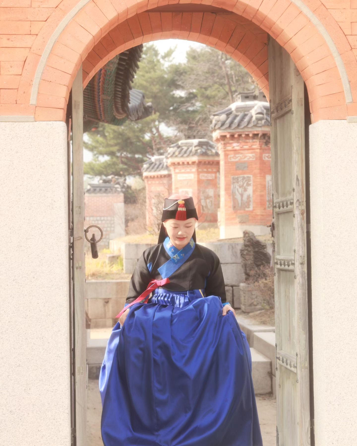푸른색의 겨울한복과 아얌 조합❄
아얌에 내려앉은 겨울 햇빛이 따뜻하네요 ☀︎

저고리 myung.in_hanbok 
치마, 아얌 hanbok_mi